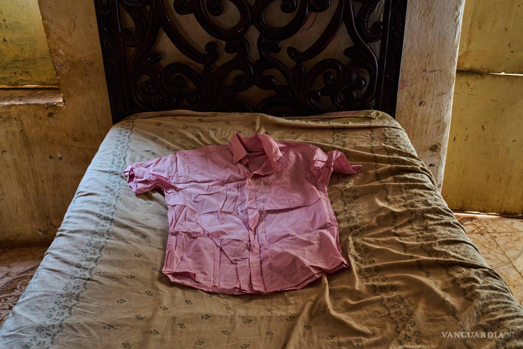 $!Una camisa perteneciente a Suleiman Abdelsaid, desaparecido en 2024 a los 18 años, se exhibe sobre una cama en la casa de su familia en Omdurman, Sudán.
