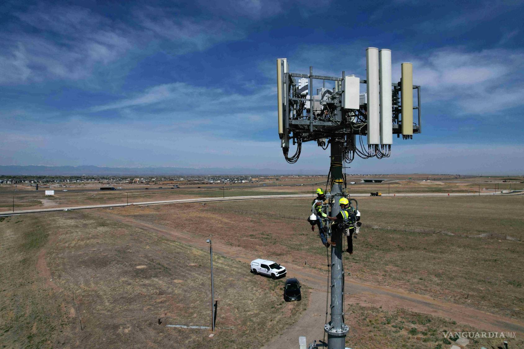$!Contratistas inspeccionan cámaras Pano AI utilizadas para detectar incendios forestales en Aurora, Colorado