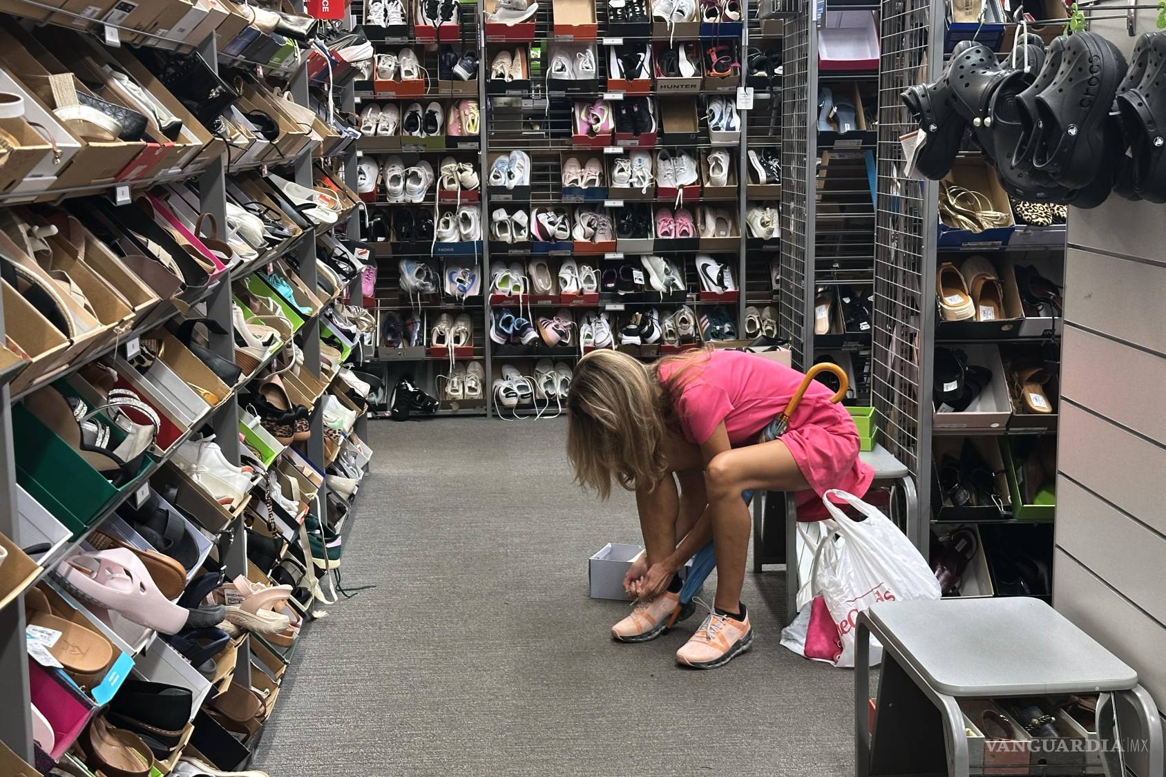 $!Una clienta se prueba zapatos en una tienda de Vernon Hills, Illinois