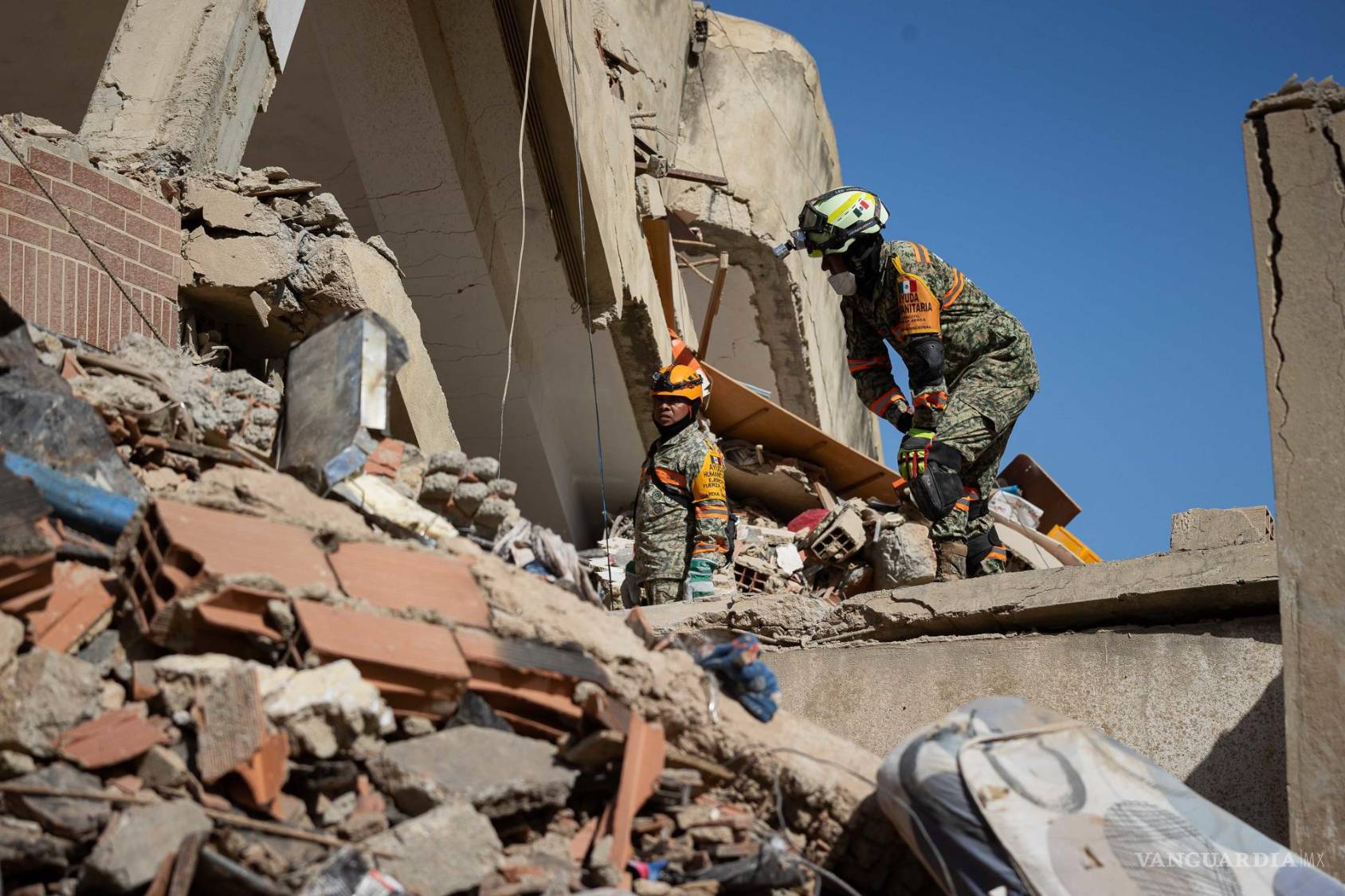 $!Integrantes de equipos de rescate de México realiza labores de búsqueda en los escombros de un edificio en La Guaira, Venezuela.