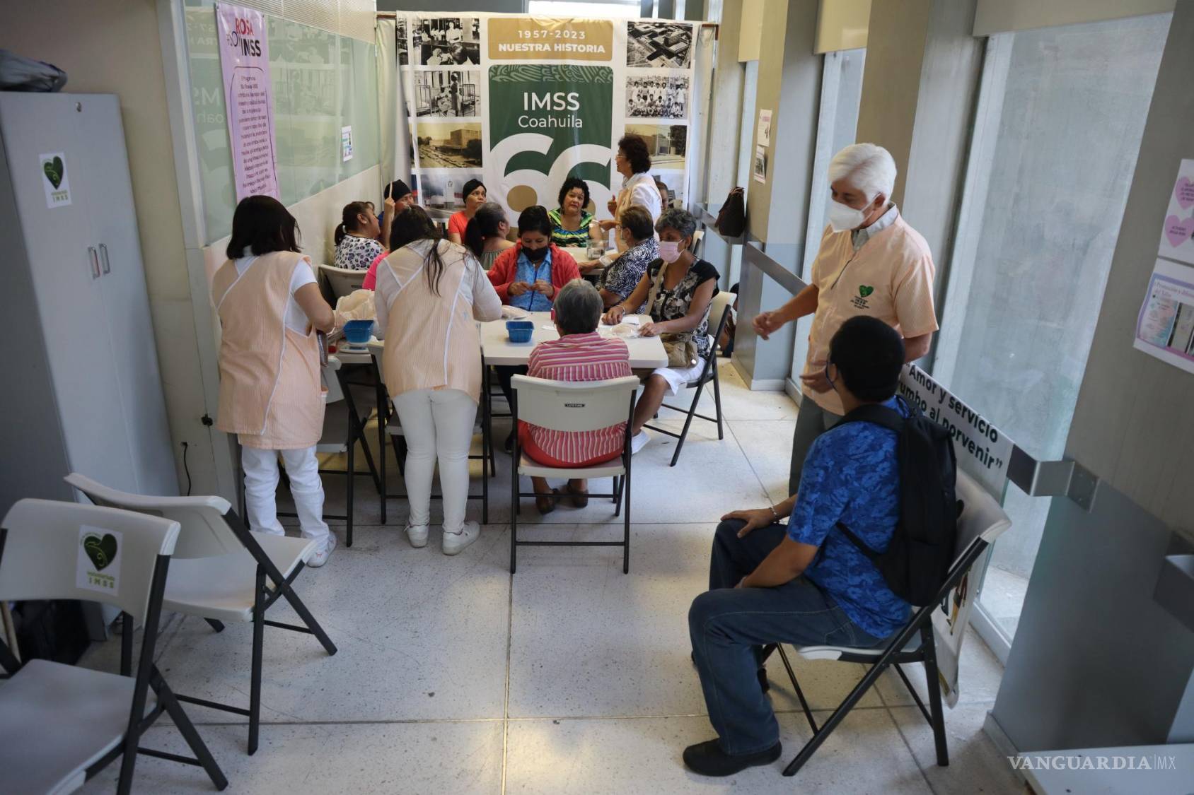 $!La mayoría de las mujeres van solas, aunque en la pasada reunión fue el hijo de una paciente a acompañarla.