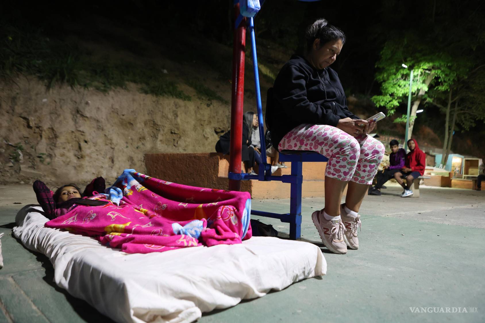 $!Personas acampan en una cancha deportiva tras un terremoto en Caracas, Venezuela, el jueves 25 de junio de 2026.