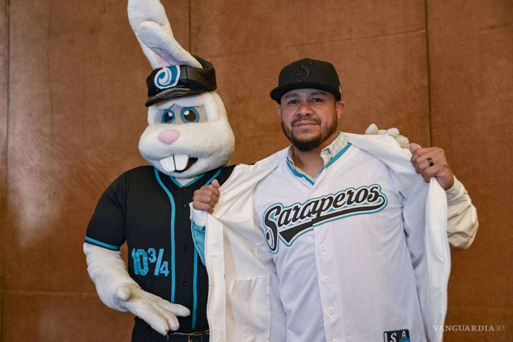 $!El expelotero posó con la mascota del Dragón del Norte, Kike Conejo.
