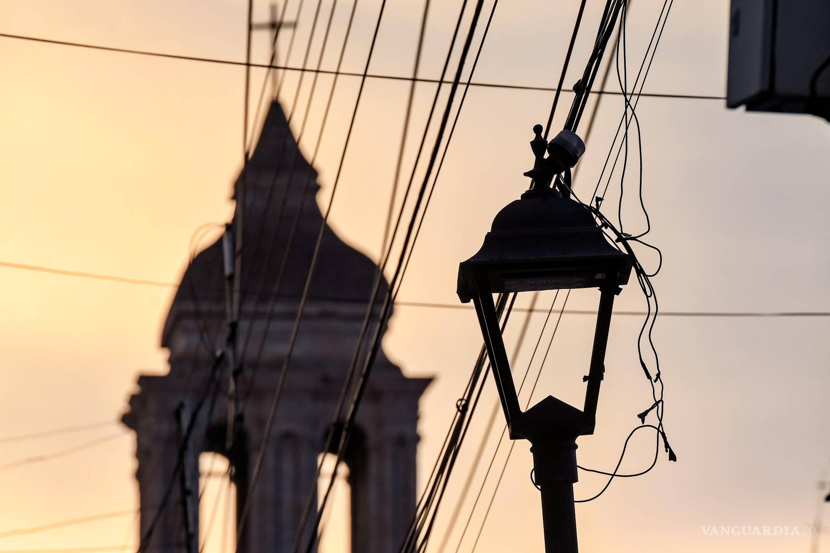 $!Los atardeceres forman parte de la identidad sentimental de Saltillo. Los admiramos entre campanarios, farolas y cables que atraviesan el horizonte. La imagen plantea una contradicción: aquello que consideramos una intromisión en el paisaje también participa de su belleza. ¿Cuánto de lo que nos estorba hemos aprendido a querer?