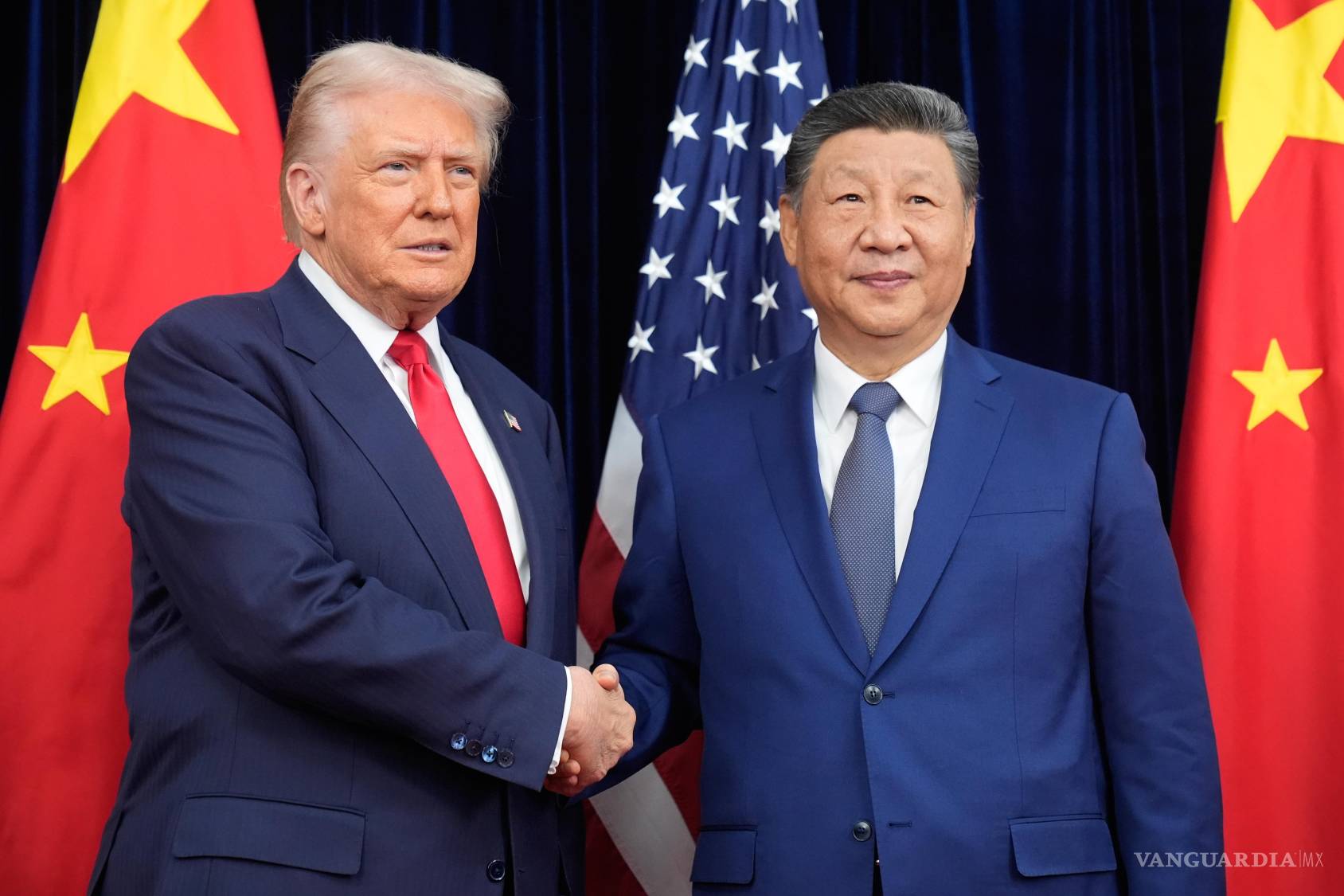 $!El histórico saludo entre Donald Trump y Xi Jinping en Pekín. Tras la reunión, el mandatario estadounidense elogió efusivamente al líder chino y anunció la formación de un “G2” entre las dos economías más grandes del mundo.