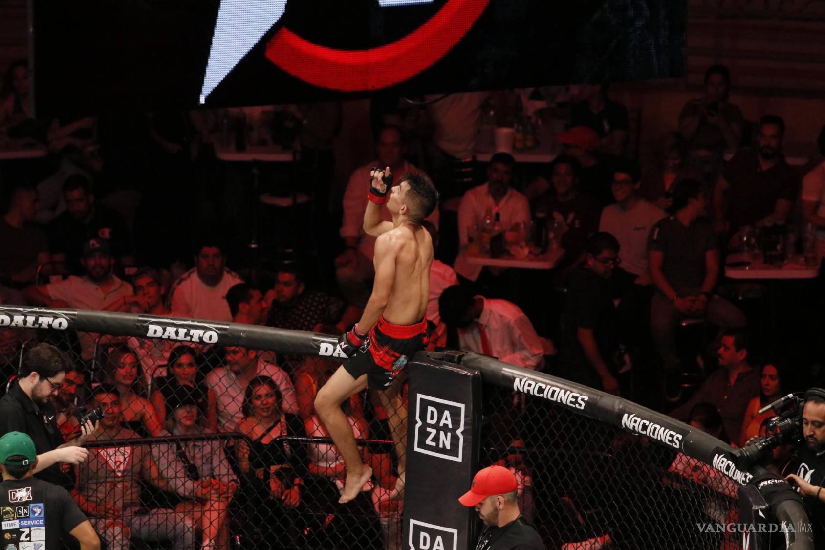 $!Algunos de los peleadores festejaron su primer victoria en Naciones MMA.