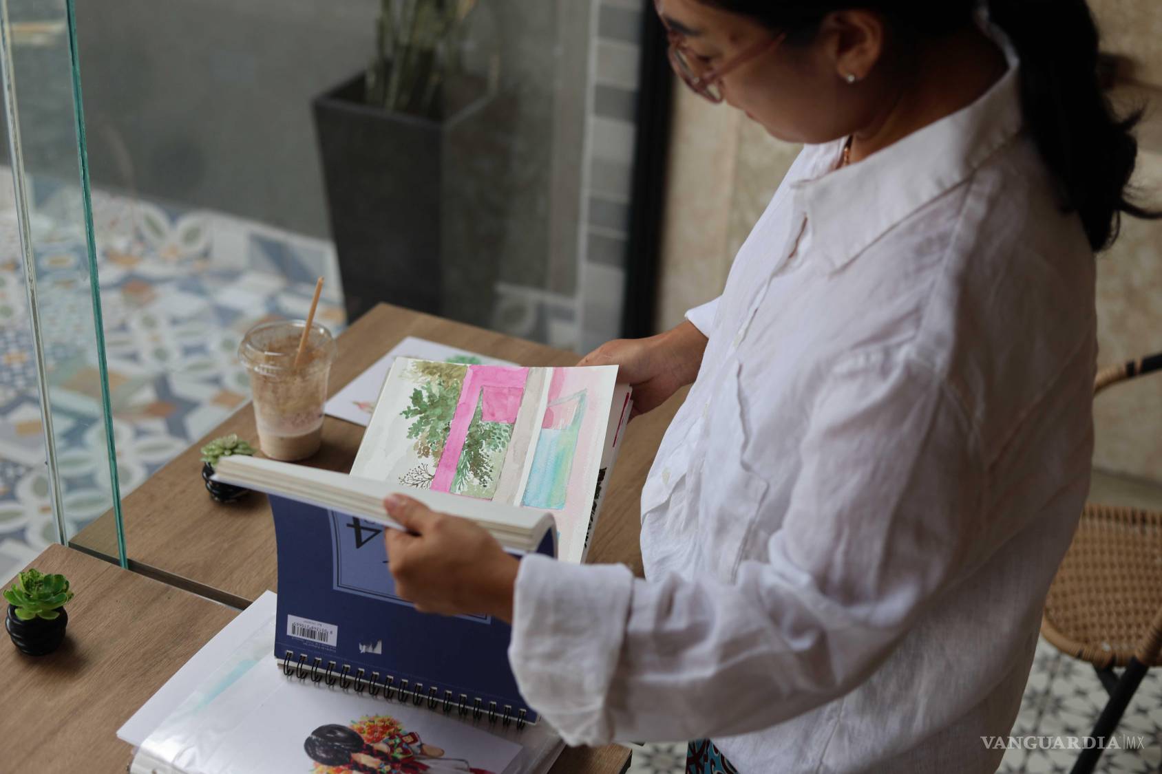 $!Yun Park, la artista coreana que encontró en Saltillo el hogar y la inspiración para pintar su belleza