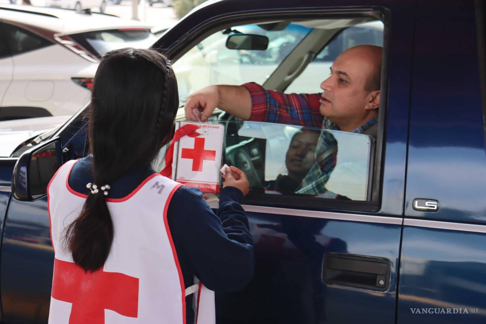 $!Los estudiantes de enfermería demuestran su compromiso con la colecta en los cruceros.
