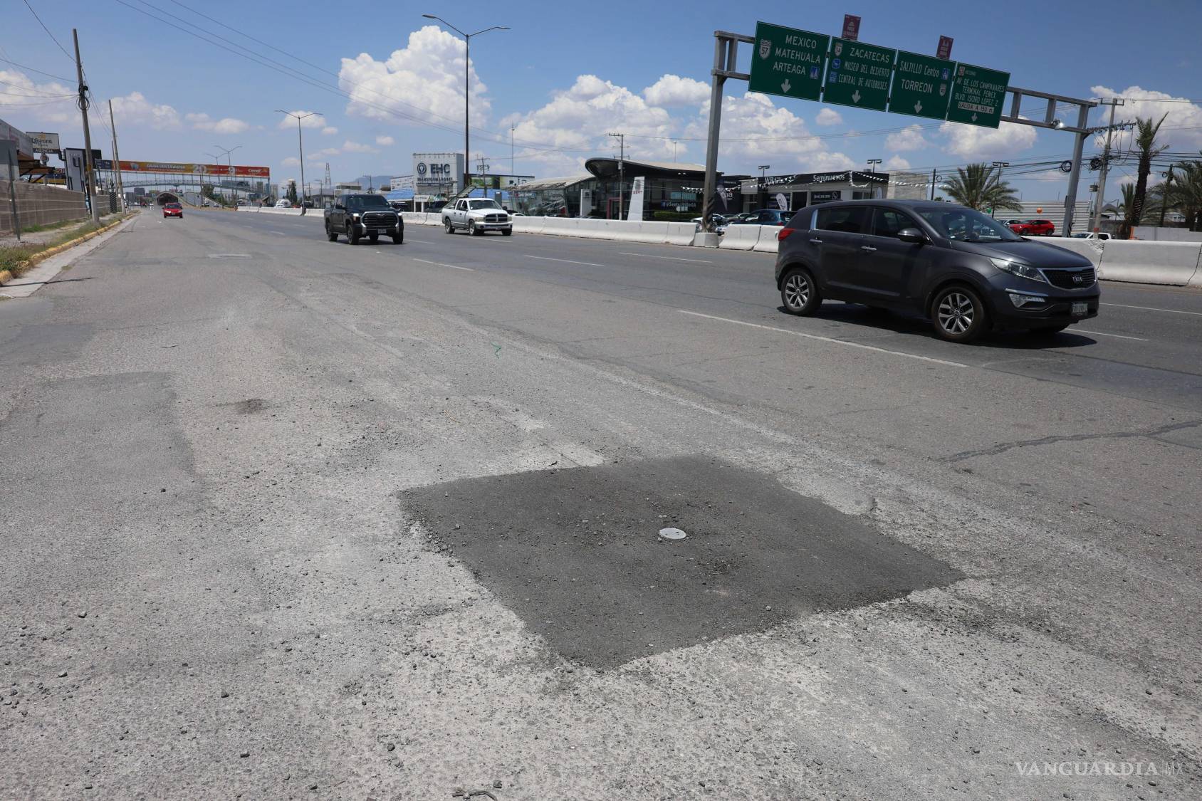 $!El tramo cercano a Costco y restaurante Don Artemio es uno de los más afectados por el mal estado del pavimento.