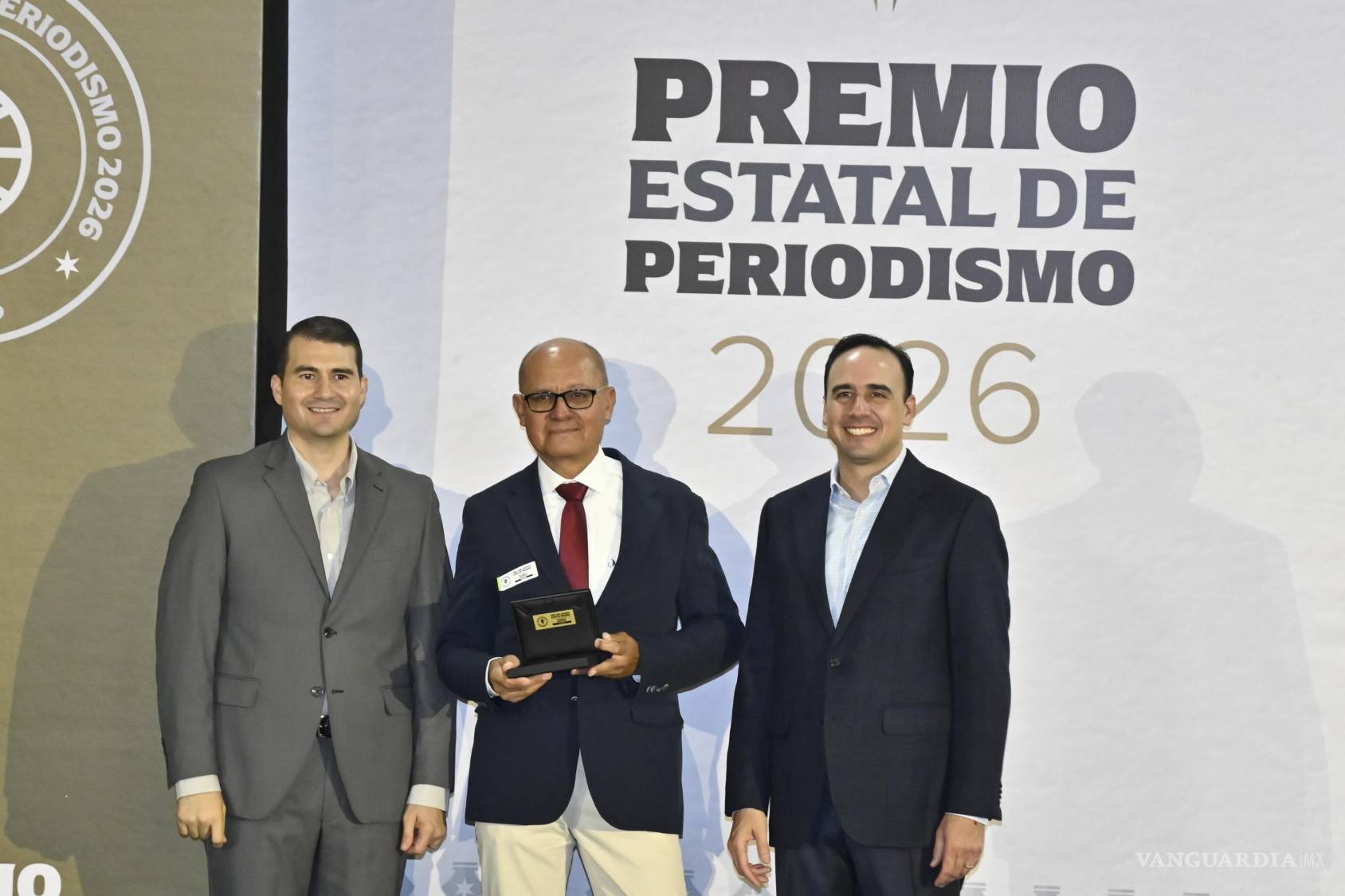 $!Héctor García, fotógrafo de VANGUARDIA, fue reconocido por 30 años de trayectoria en esta casa editorial.