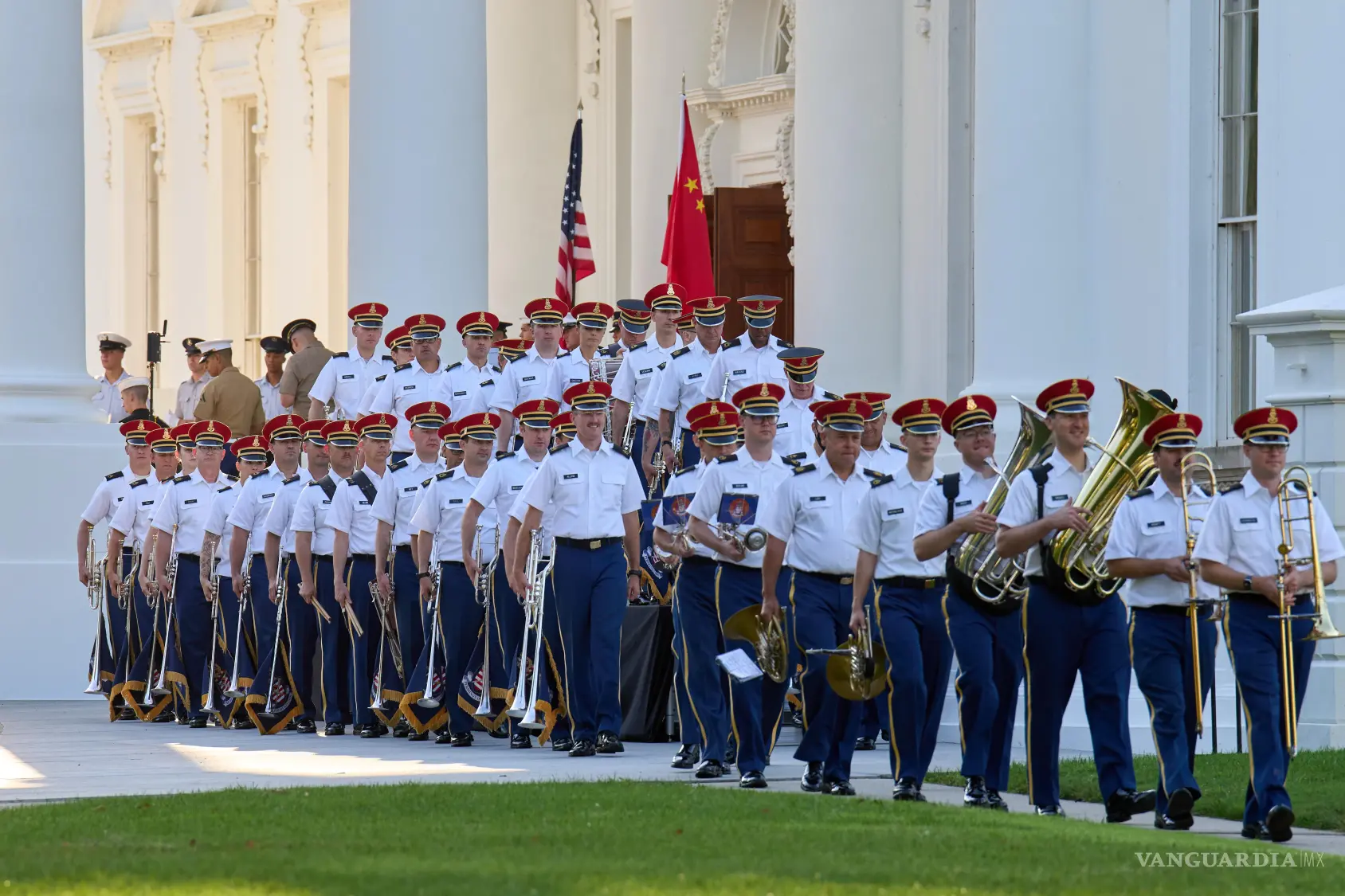 $!Una banda militar desfila durante los ensayos previos a la visita de Estado del presidente de China, Xi Jinping, en la Casa Blanca en Washington.