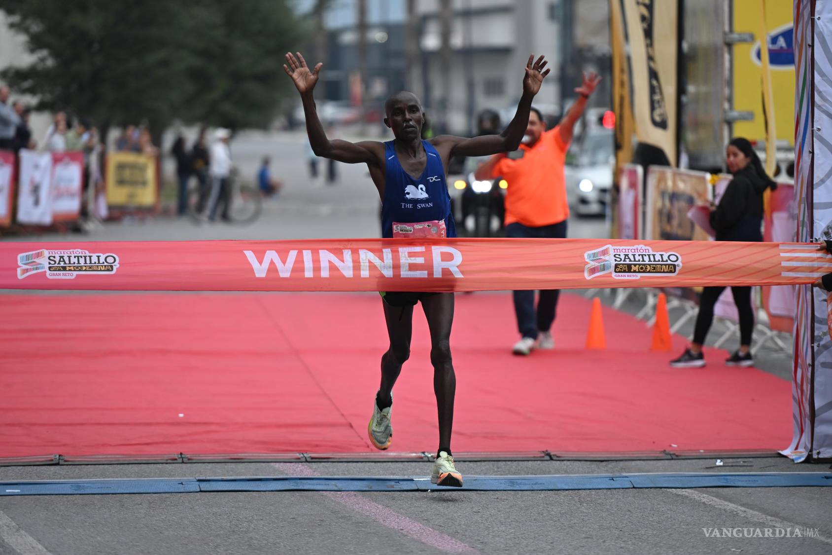 $!Alfred Kipserem Cherop, de Kenia, encabezó la clasificación absoluta del Maratón Saltillo 2026 con un tiempo de 2:26:21.