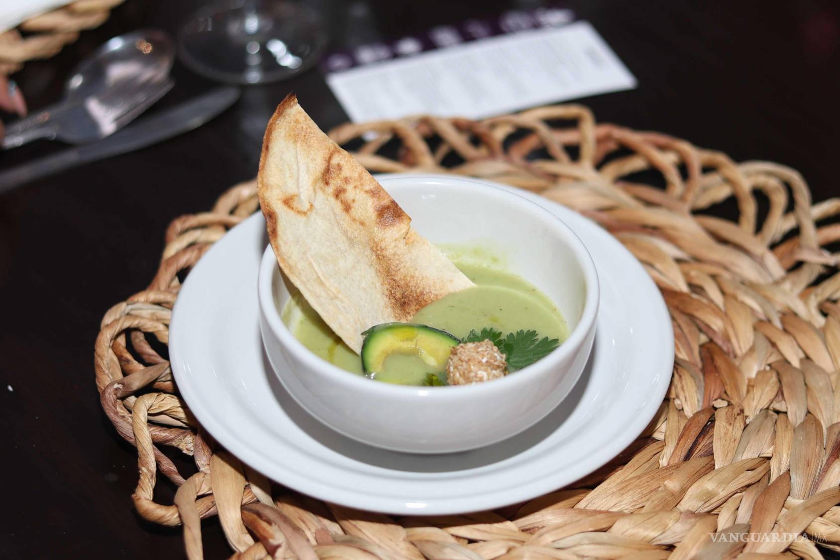 $!El gazpacho verde con bolita de queso empanizado y tortilla crujiente fue el homenaje a las recetas de las mujeres coahuilenses del pasado.