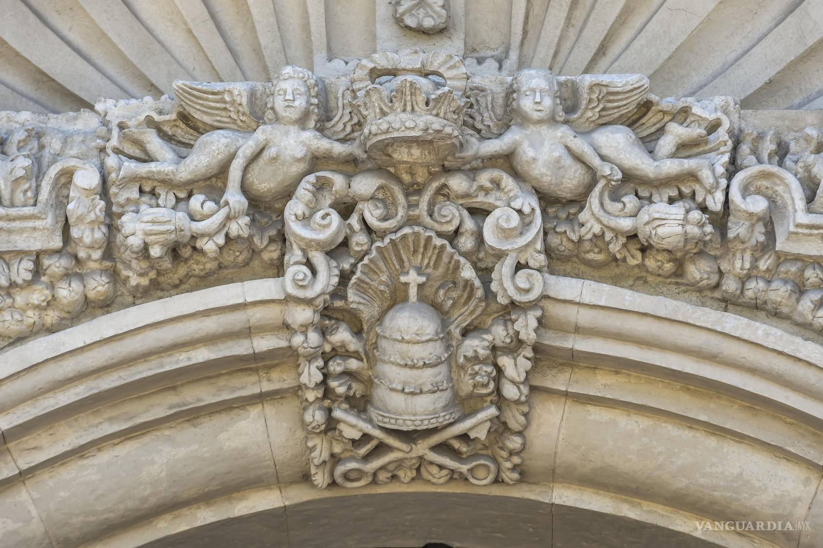 $!Ángeles, símbolos y ornamentos sobreviven por encima de la circulación cotidiana. El patrimonio no está solamente en la dimensión completa del edificio, sino en los pequeños detalles que la prisa vuelve invisibles.
