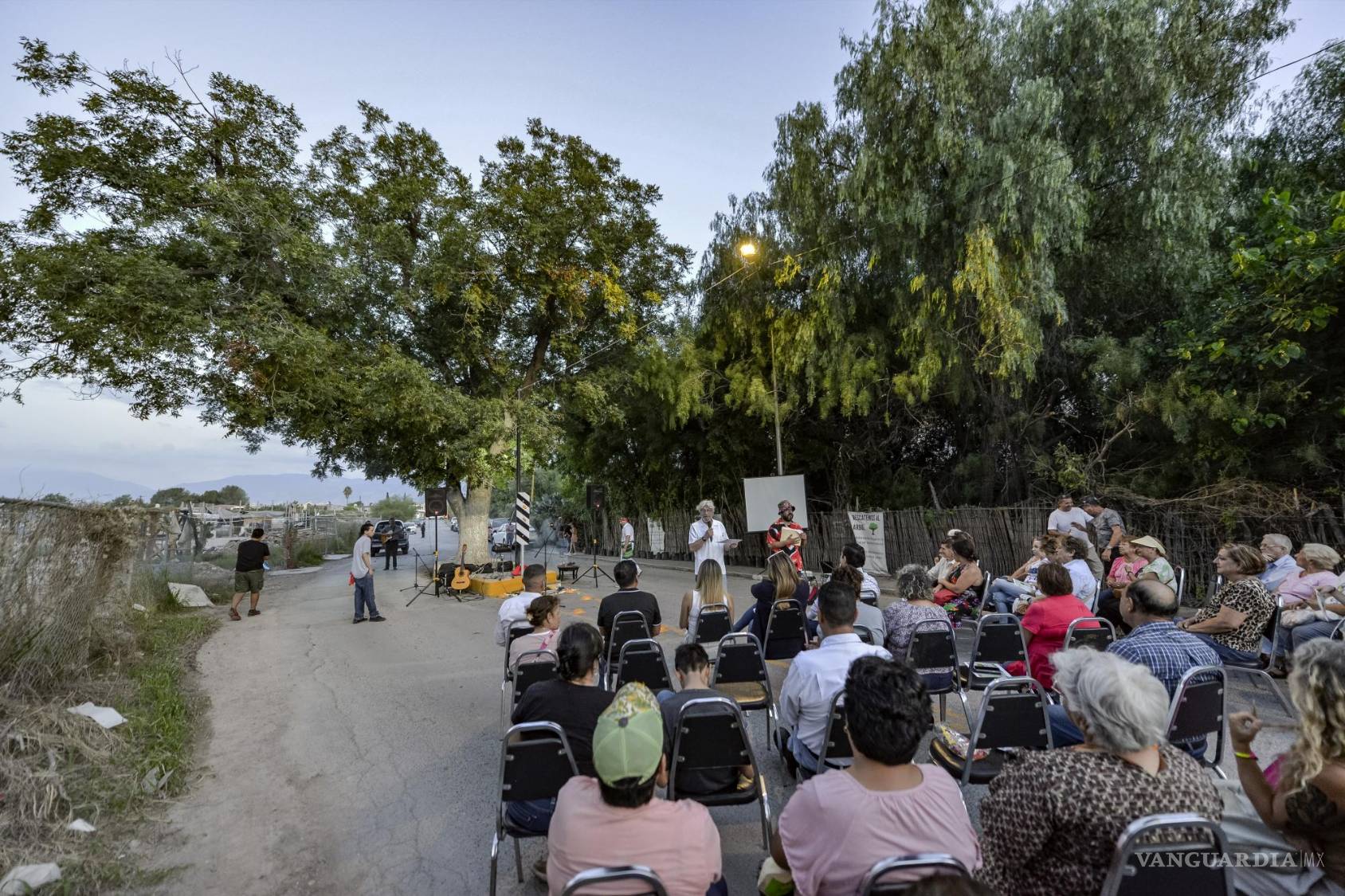 $!Comunidad de Saltillo reunida en el nogal durante la celebración.