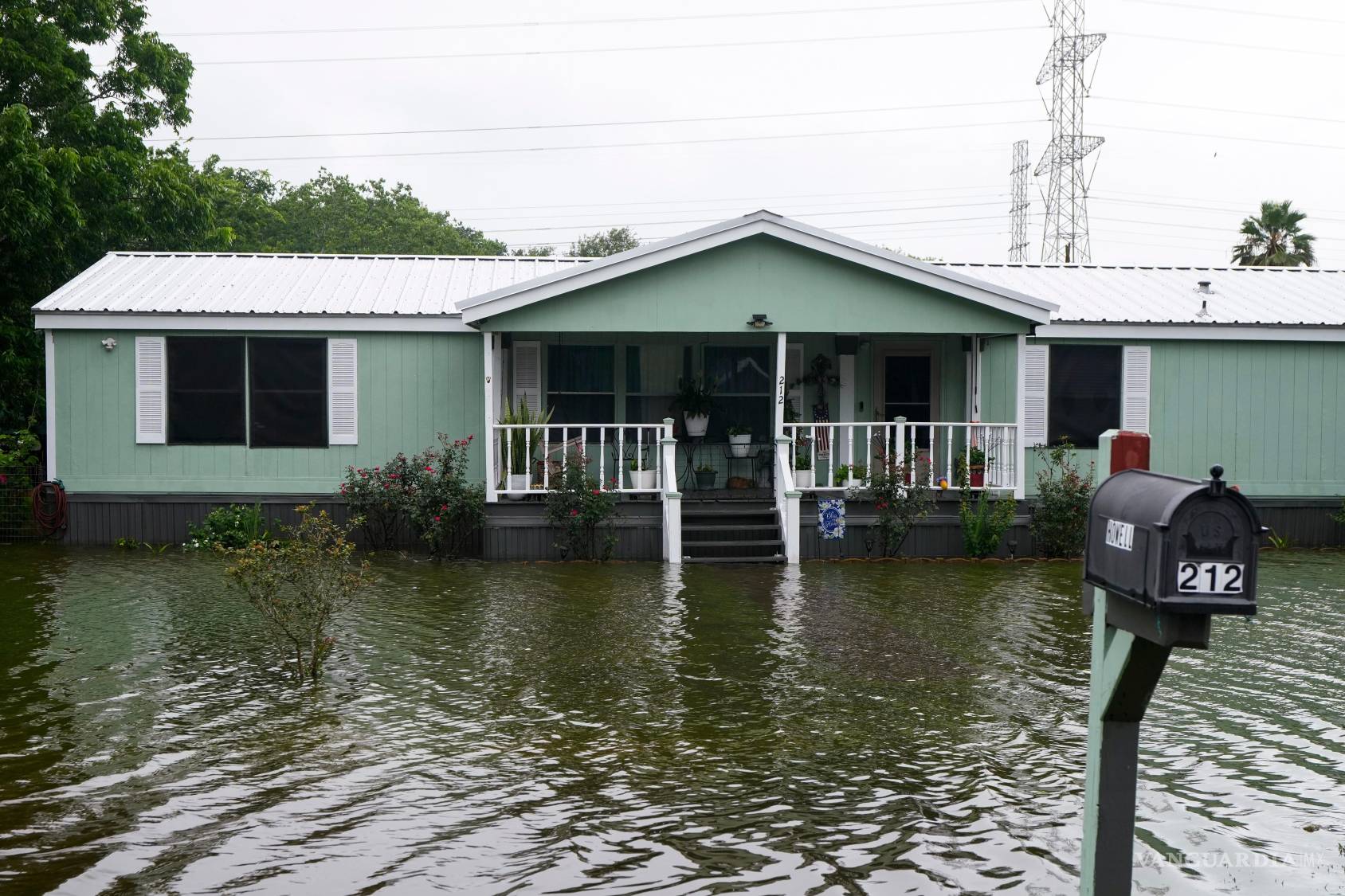$!El agua rodea las casas tras el paso de la tormenta tropical Arthur en la zona rural del condado de Brazoria, Texas.