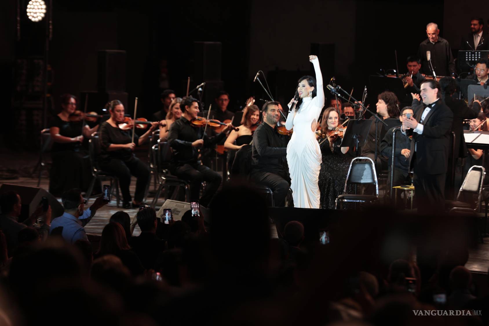 $!Durante el concierto, Susana Zabaleta dedicó un mensaje de apoyo a las Madres Buscadoras y llamó a no abandonar la lucha por encontrar a sus seres queridos.
