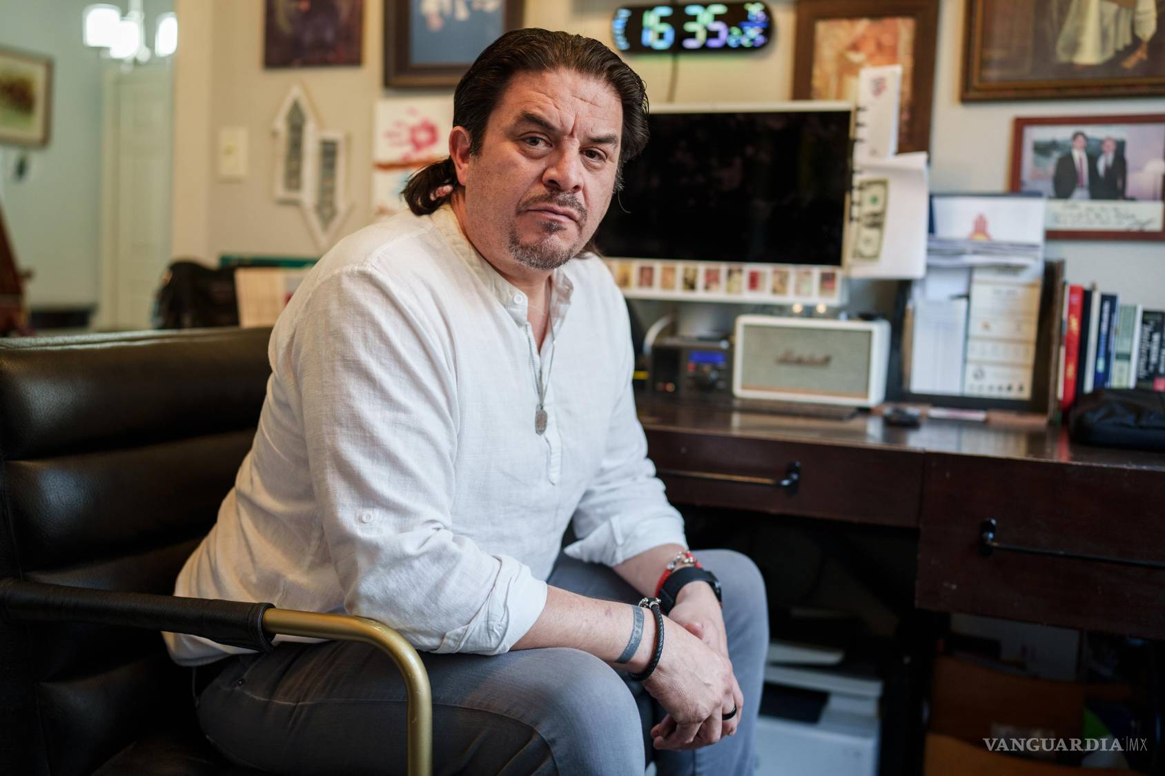 $!Eddy Aragon, locutor que lleva años intentando llamar la atención sobre el rancho de Jeffrey Epstein en Nuevo México.