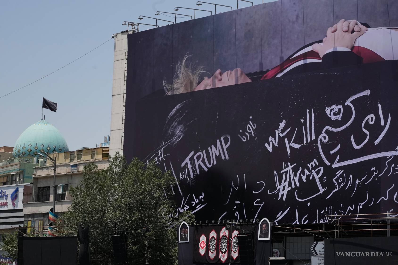 $!Una valla publicitaria que muestra a Donald Trump acostado sobre lo que parece ser un ataúd y con mensajes contra él, incluida la frase Mataremos a Trump, en el centro de Teherán, Irán.