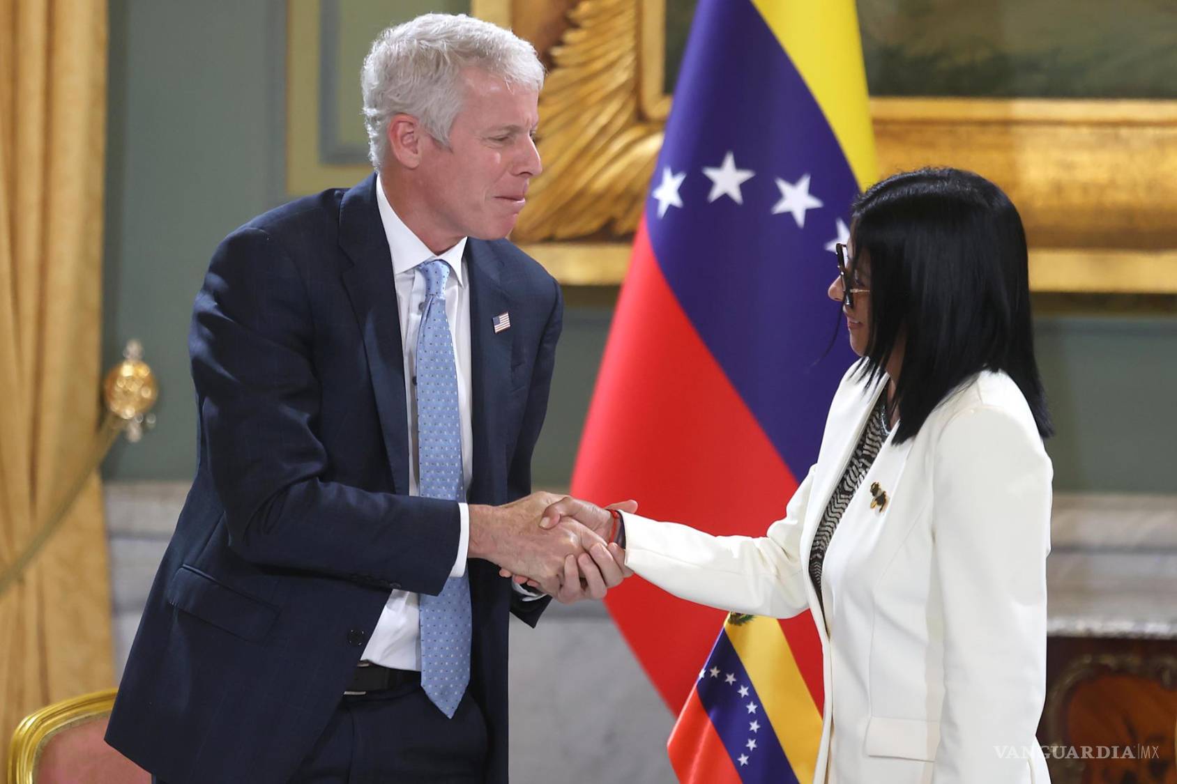 $!La presidenta encargada de Venezuela, Delcy Rodríguez (d), saluda al secretario de Energía de EU, Chris Wright, en una reunión en Caracas, Venezuela.