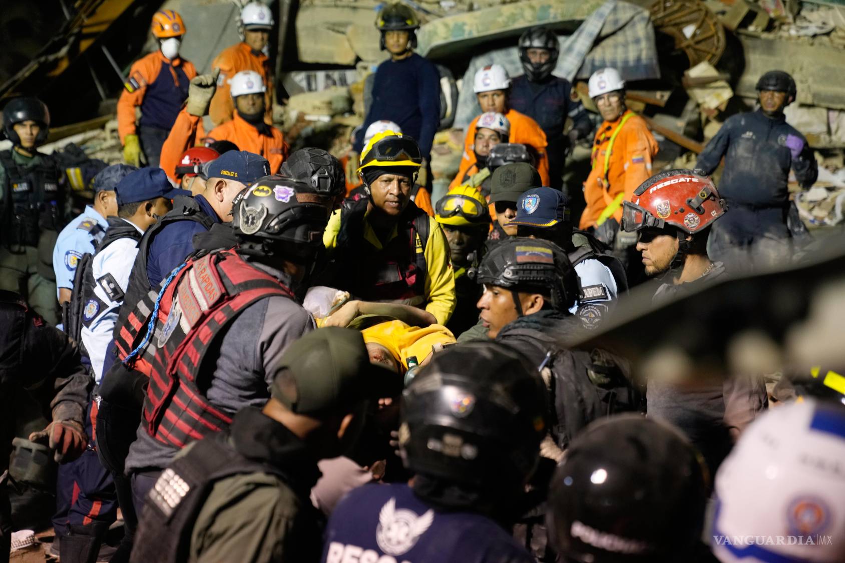 $!Los equipos de rescate buscan entre los escombros de un edificio derrumbado tras el terremoto en Caracas, Venezuela, el miércoles 24 de junio de 2026.
