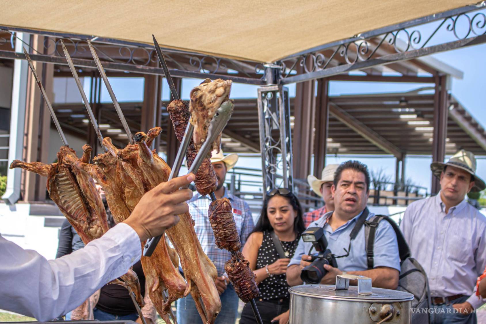$!El cabrito asado a la leña o a las brasas surgió de la necesidad de los pastores de alimentarse durante sus largos recorridos en el desierto; es por ello que a dicha pre­paración se le conoce como cabrito al pastor.