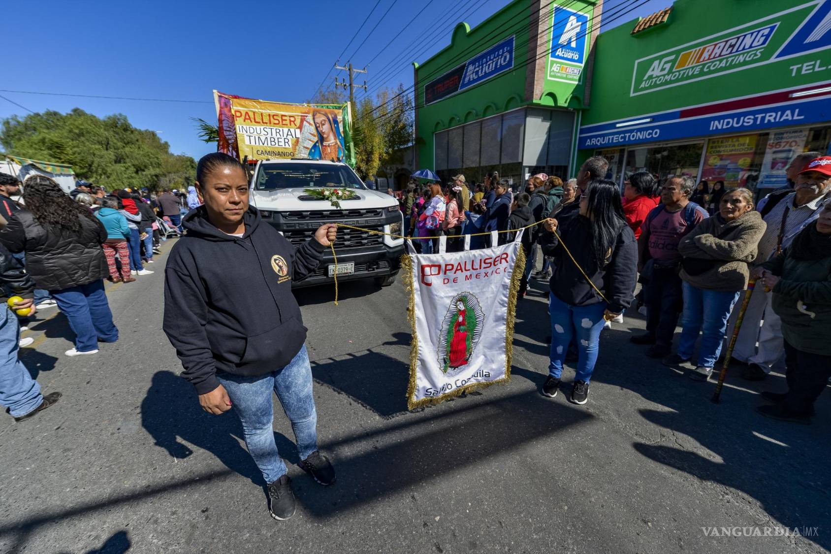 $!Trabajadores participan en las emotivas peregrinaciones en Saltillo.