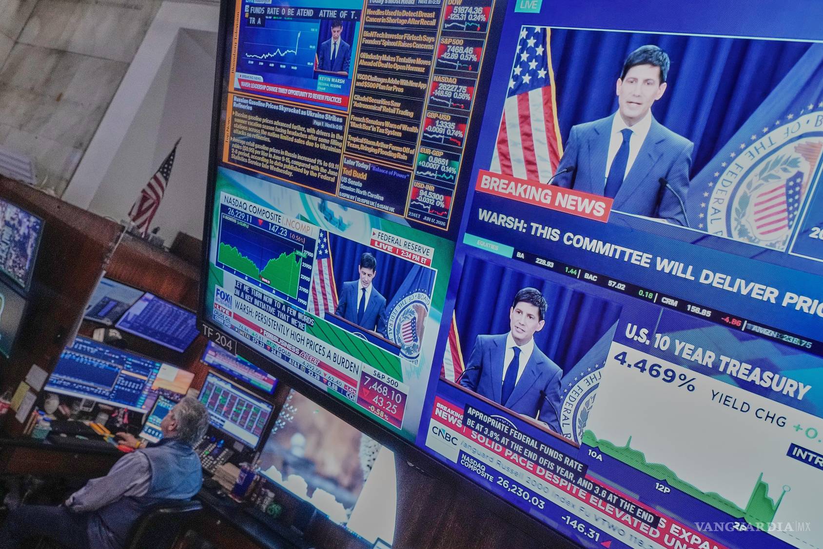 $!La conferencia de prensa del presidente de la Reserva Federal, Kevin Warsh, se muestra en las pantallas del parqué de la Bolsa de Nueva York.