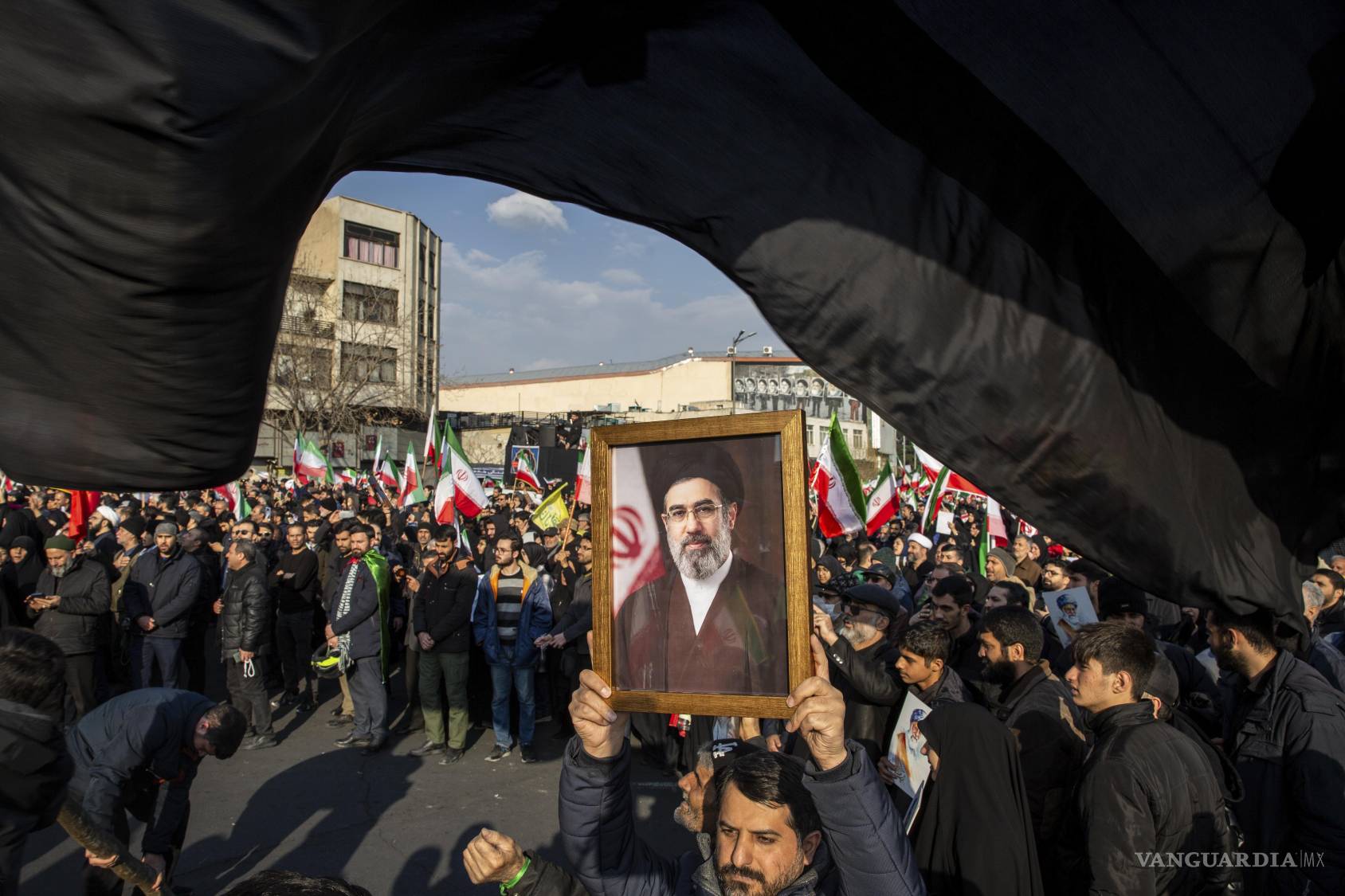 $!Retrato de Mojtaba Jamenei, hijo del recientemente asesinado líder supremo, el ayatolá Alí Jamenei, mientras una multitud celebra su nombramiento como sucesor de su padre en la plaza Enghelab de Teherán, Irán.