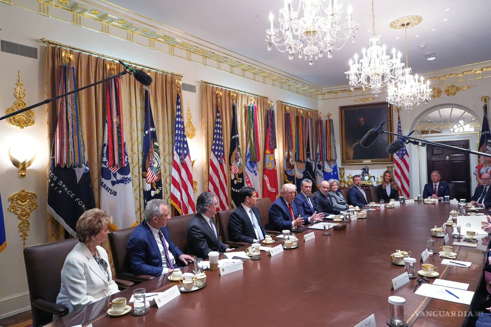 $!El presidente Donald Trump habla durante una reunión de gabinete en la Casa Blanca en Washington.