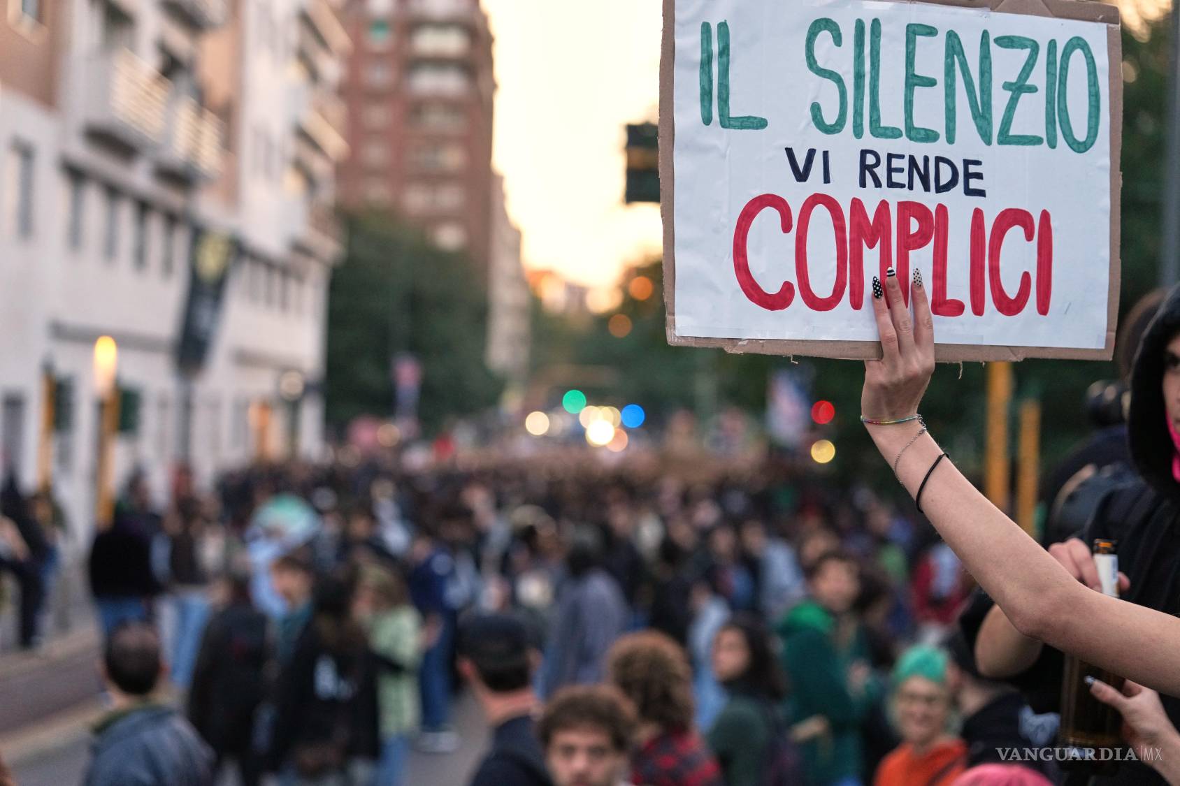 $!Un manifestante muestra una pancarta en italiano que dice «Tu silencio te hace cómplice» durante una marcha por las calles de Milán, el sábado 24 de octubre de 2026, para protestar contra el aumento del costo de vida y el deterioro de los servicios públicos; se trata de una de las varias protestas organizadas en Italia por grupos de todo el espectro político.