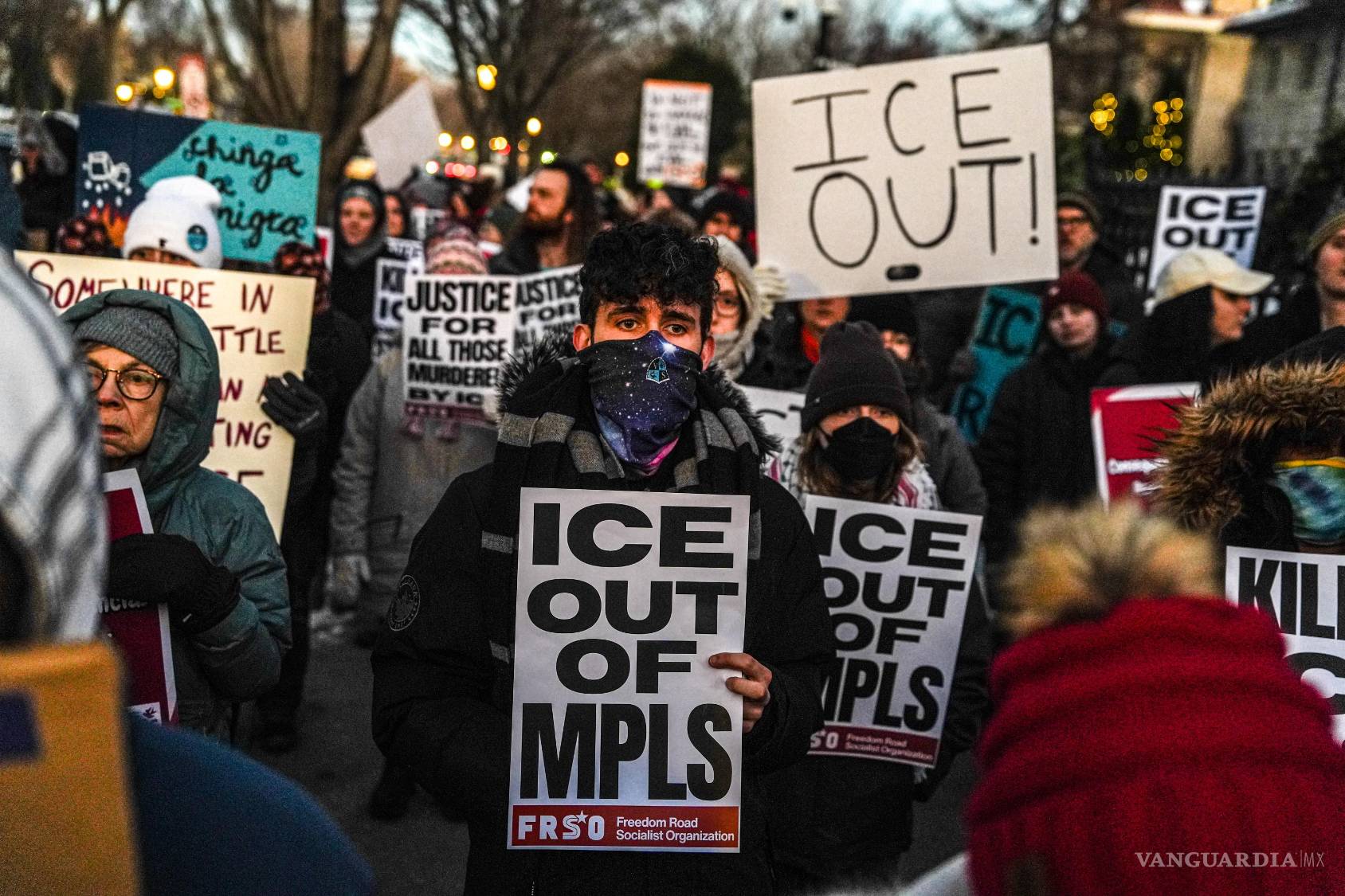 $!Personas participan en una protesta contra el ICE frente a la Residencia del Gobernador, el viernes 6 de febrero de 2026, en St. Paul, Minnesota.