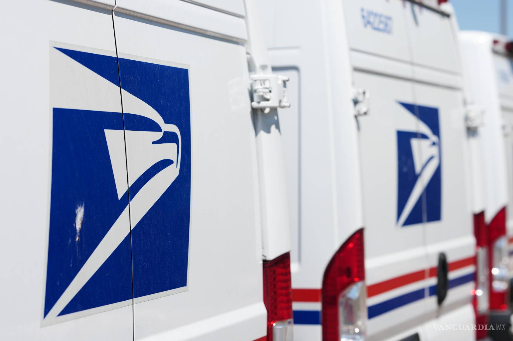 $!Furgonetas de reparto frente a la sede principal del Servicio Postal de EEUU en Denver, el el martes 28 de julio de 2026.