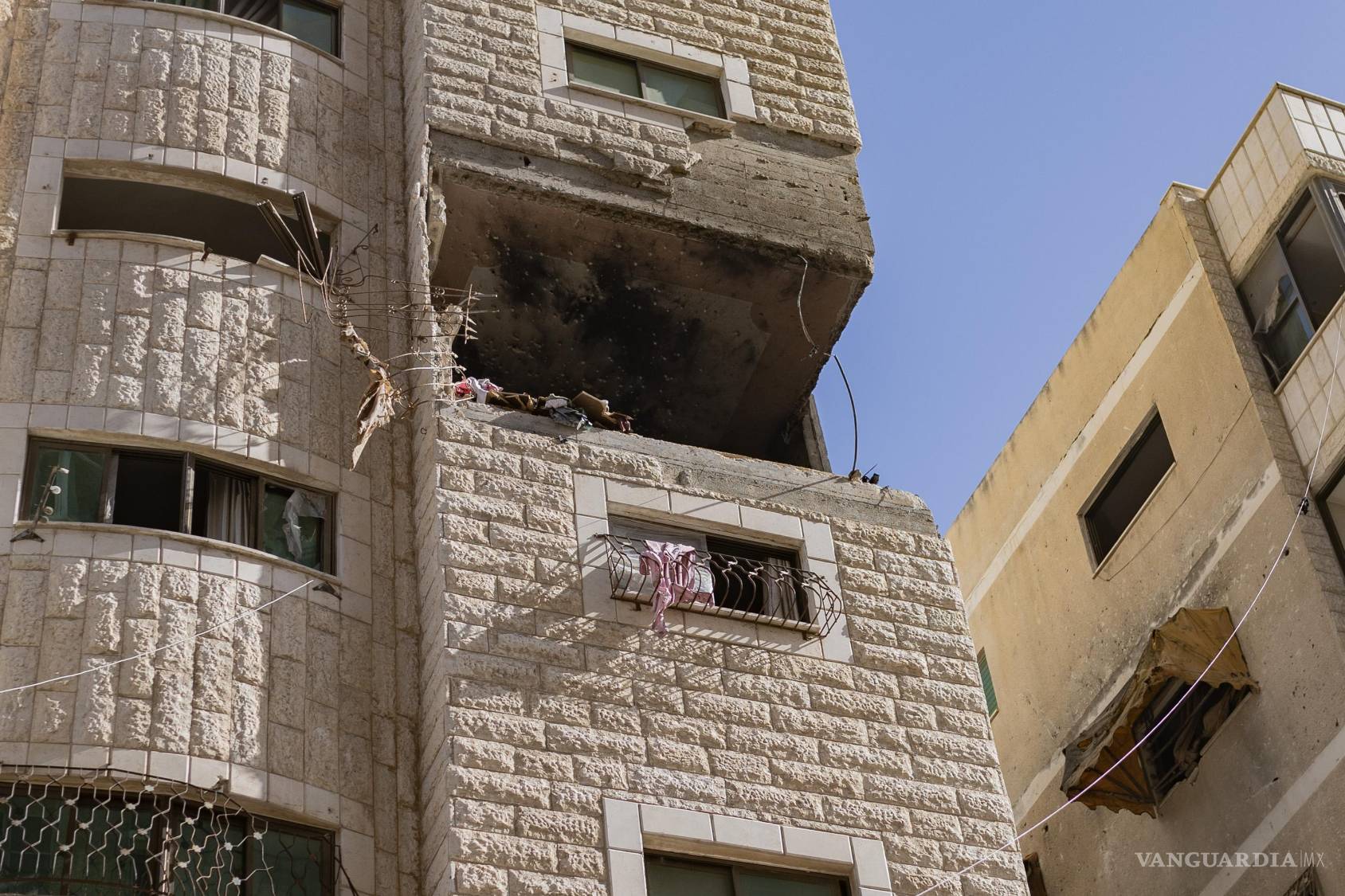 $!Un apartamento residencial fue bombardeado durante la noche en el barrio de Al-Rimal, al oeste de la ciudad de Gaza, el sábado 31 de enero de 2026.