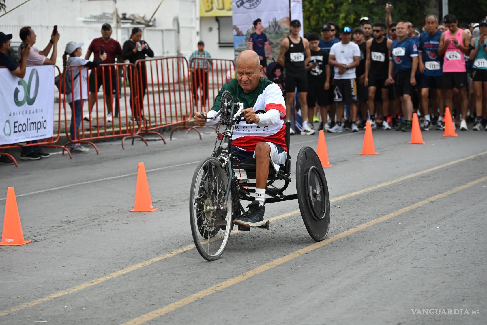 $!Sabas Martínez participó en la categoría de 5K en silla de ruedas y recibió un reconocimiento durante la premiación de Todo México Salvando Vidas 2026 en Saltillo.