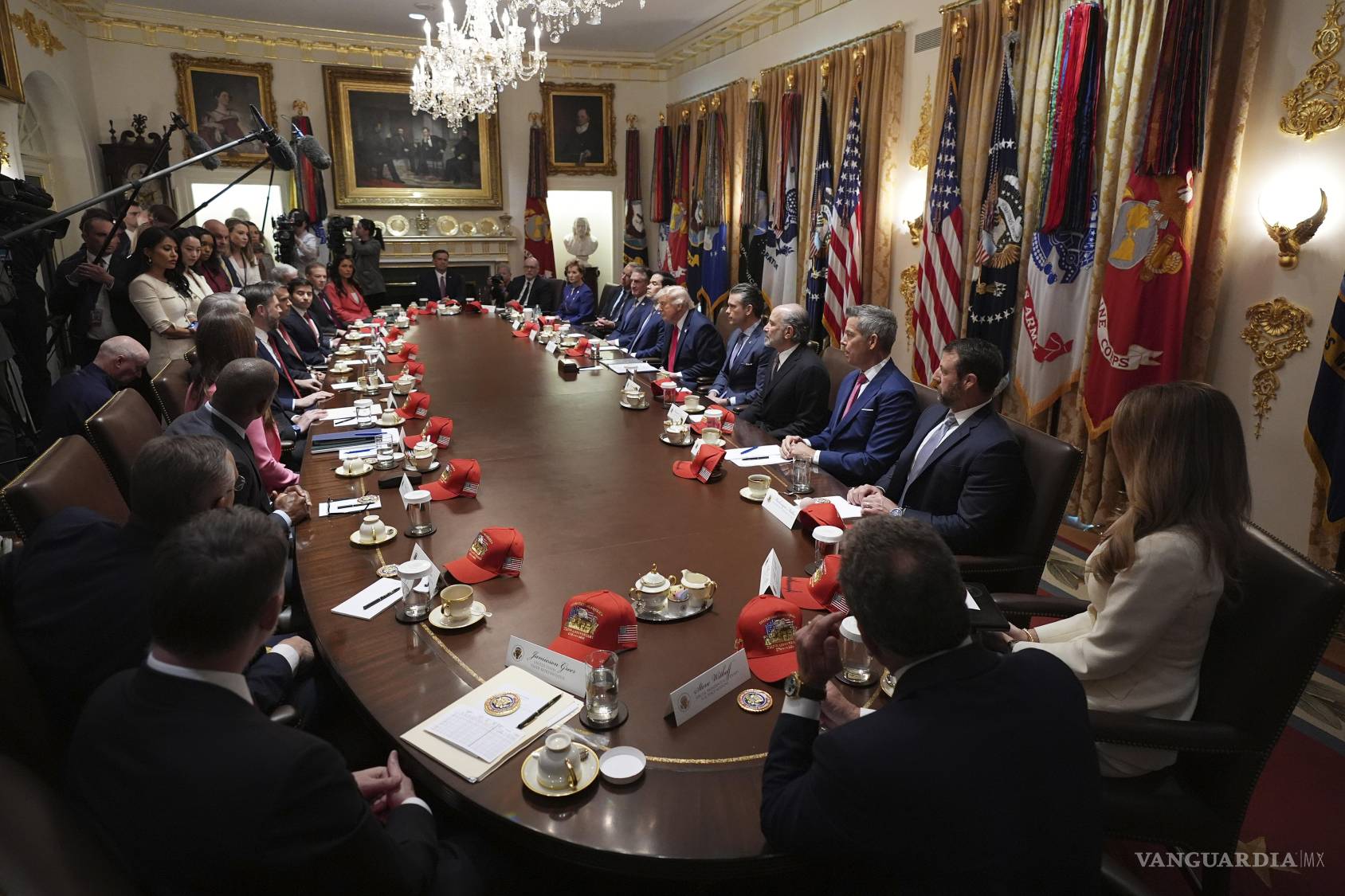 $!El presidente Donald Trump, asiste a una reunión de gabinete en la Sala del Gabinete, en la Casa Blanca.