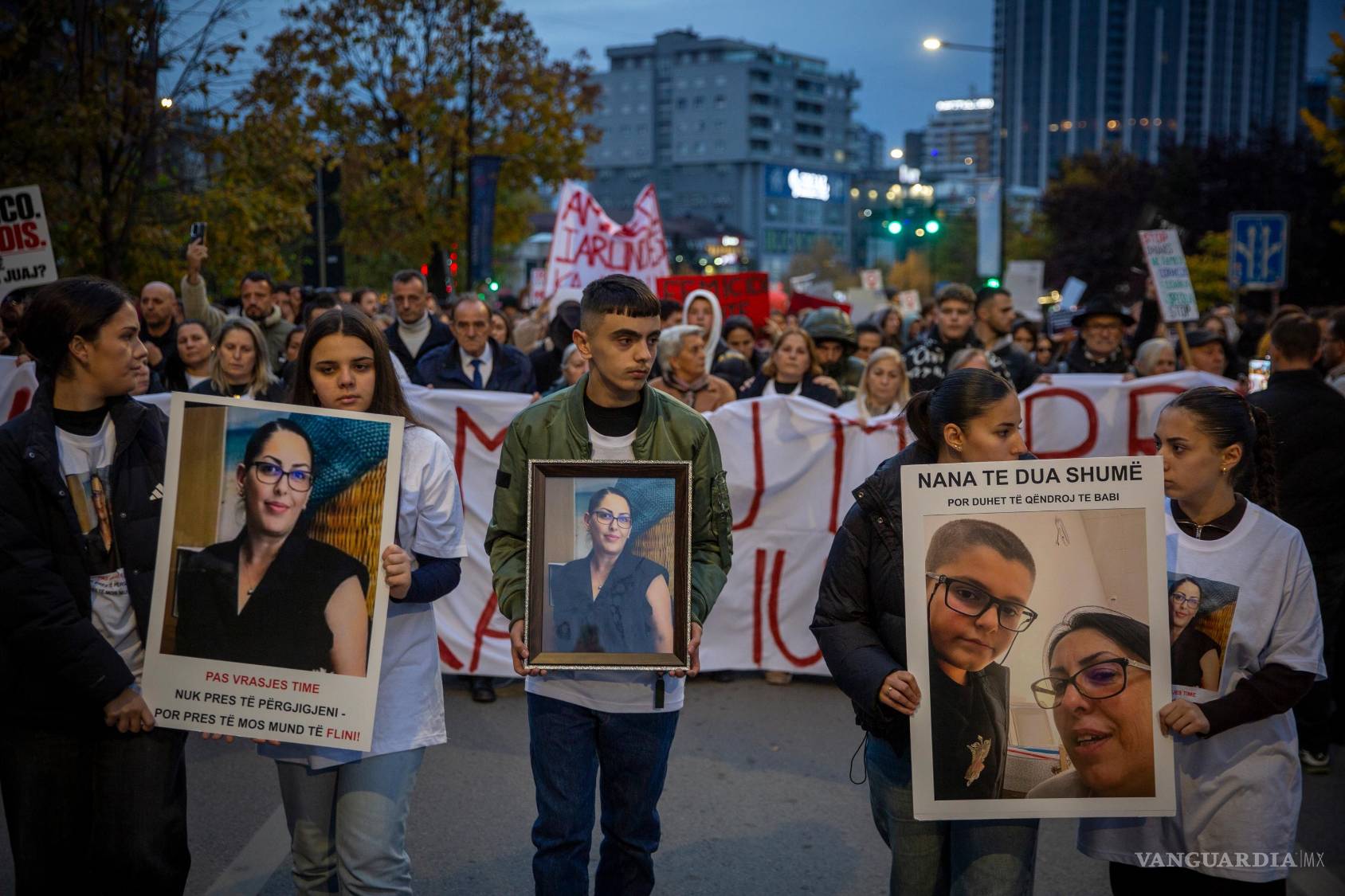 $!Familiares de Arlinda Zekaj sostienen una fotografía suya durante una protesta en Pristina, Kosovo, mientras miles de personas se reúnen para condenar el asesinato de esta mujer kosovar-estadounidense —un suceso que ha provocado indignación pública y renovadas exigencias de rendición de cuentas ante la violencia contra las mujeres—, el miércoles 28 de octubre de 2026.