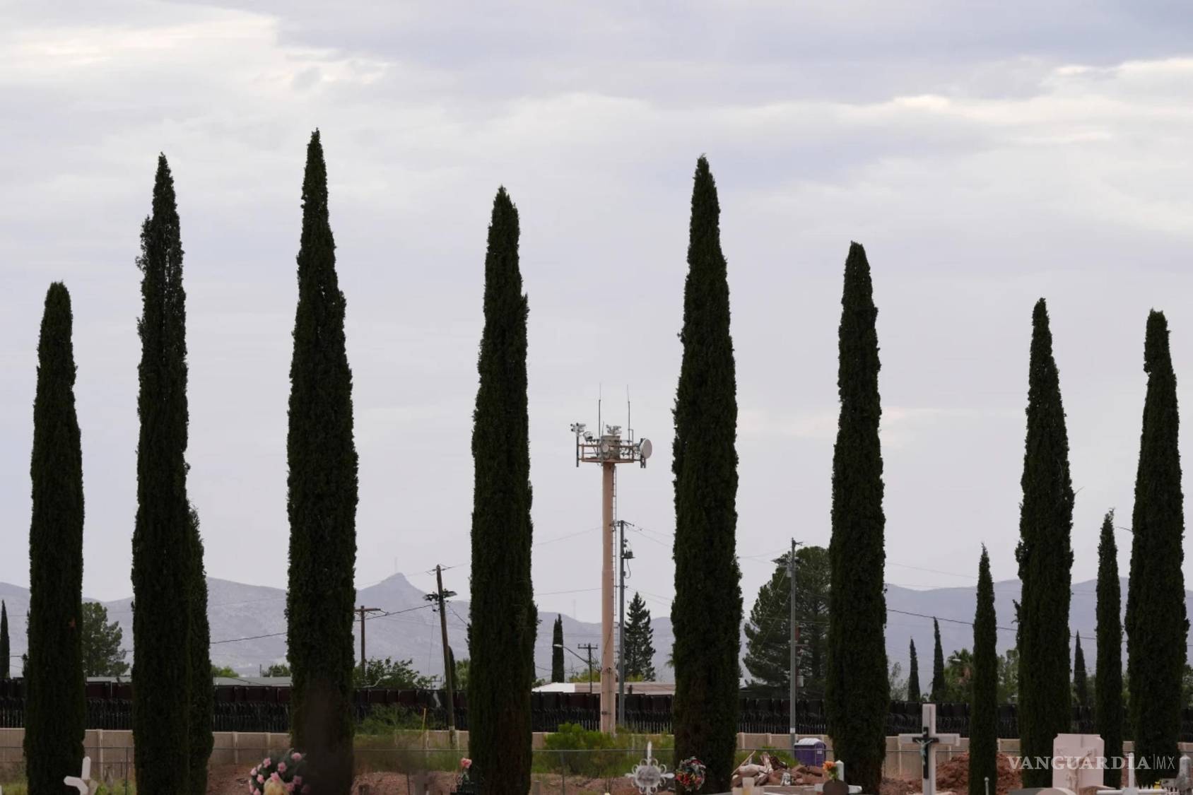 $!Equipos de vigilancia utilizados por diversas fuerzas del orden se encuentran en una torre en el muro fronterizo, el 28 de julio de 2025, en Douglas, Arizona.
