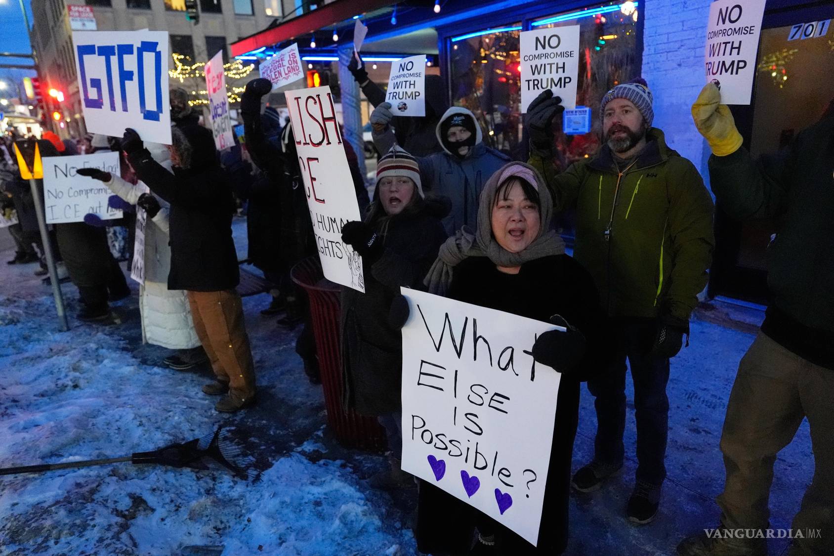 $!Manifestantes sostienen pancartas durante una protesta contra las redadas migratorias, el miércoles 28 de enero de 2026 en Minneapolis.