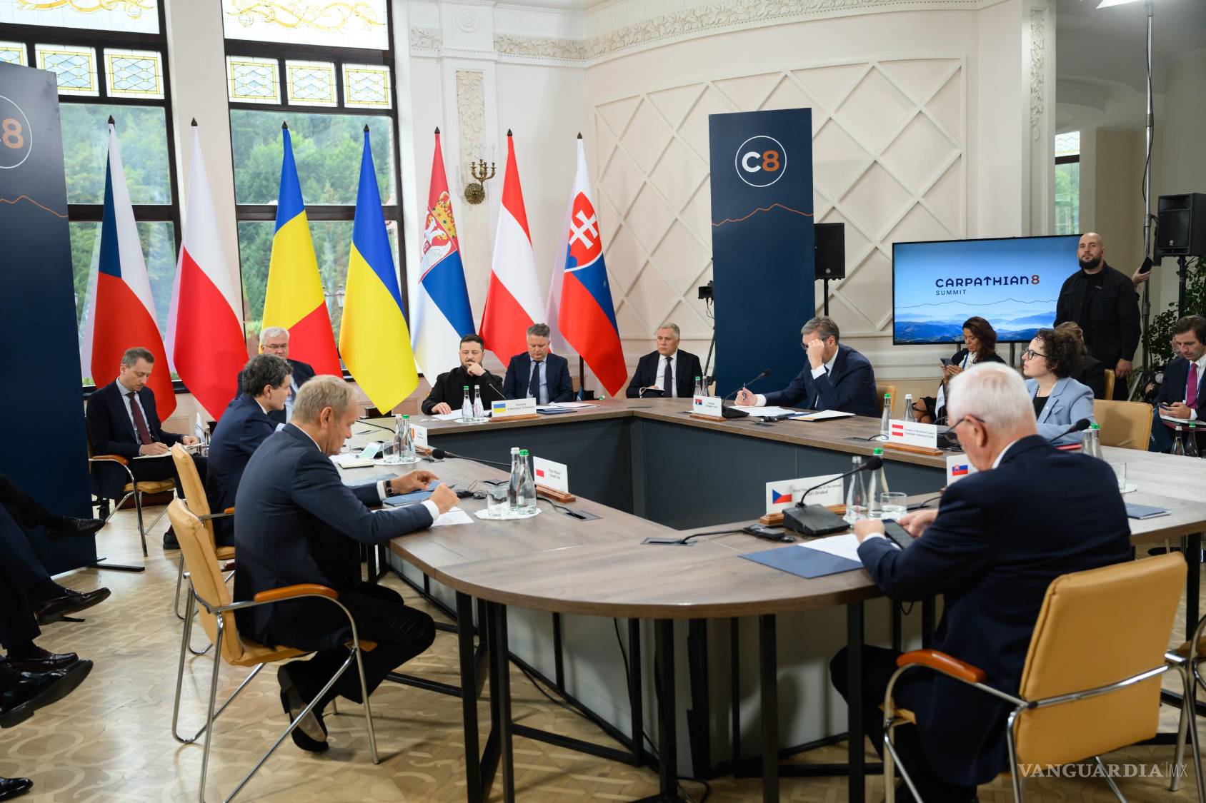 $!el presidente ucraniano Volodímir Zelenski (al fondo, en el centro) y funcionarios de la UE asisten a la cumbre “Carpathian 8” en Bukovel, Ucrania.