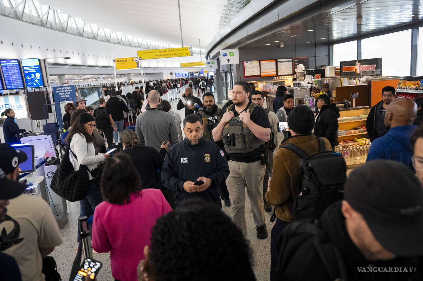 $!Agentes del Servicio de Inmigración y Control de Aduanas (ICE) estuvieron presentes en algunos aeropuertos estadounidenses el lunes por la mañana, luego de que el asesor fronterizo de la Casa Blanca, Tom Homan, anunciara el despliegue de agentes para aliviar las largas filas de viajeros.