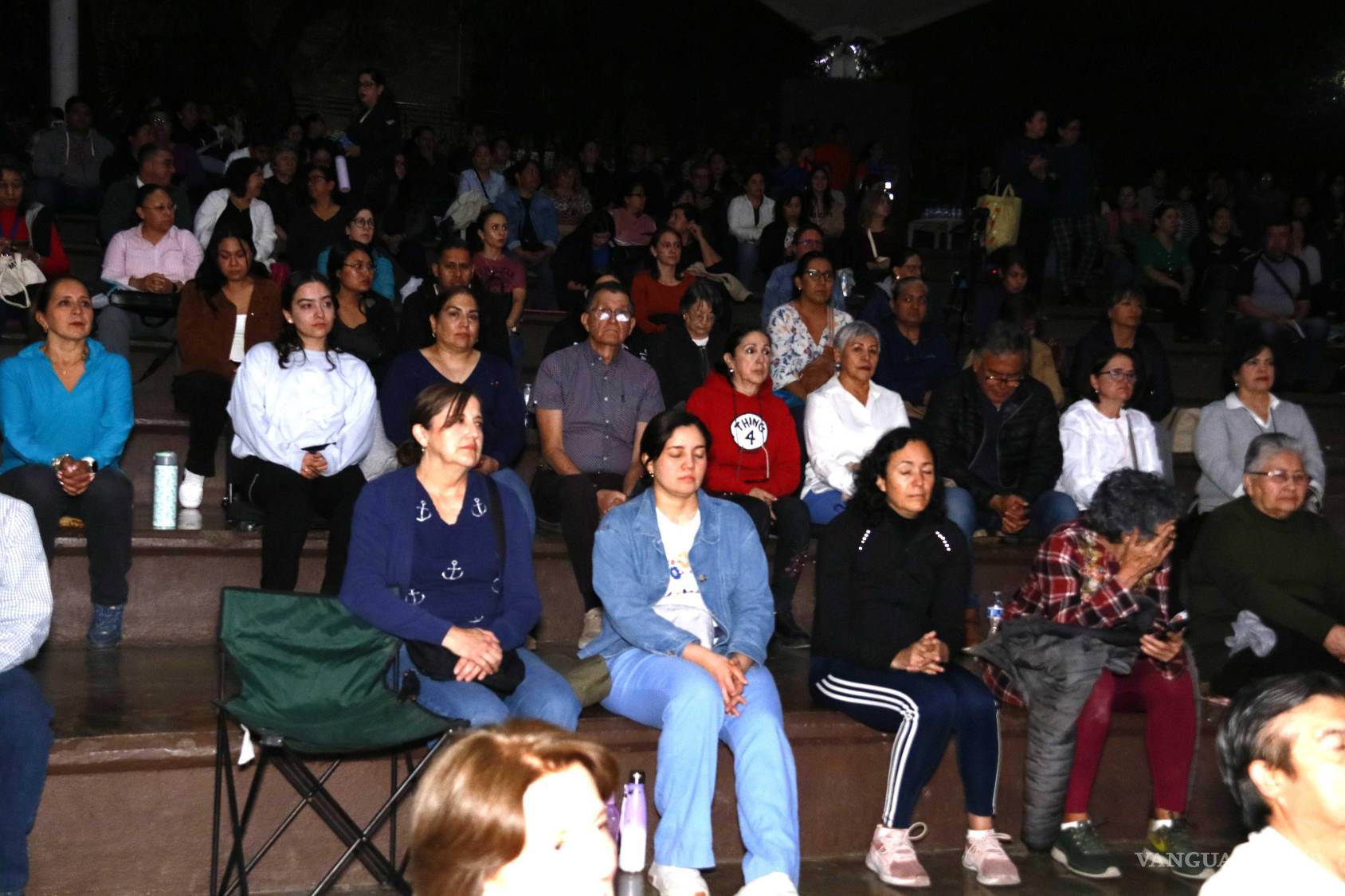 $!El público muestra empatía, silencio y reacciones emocionales durante la charla.
