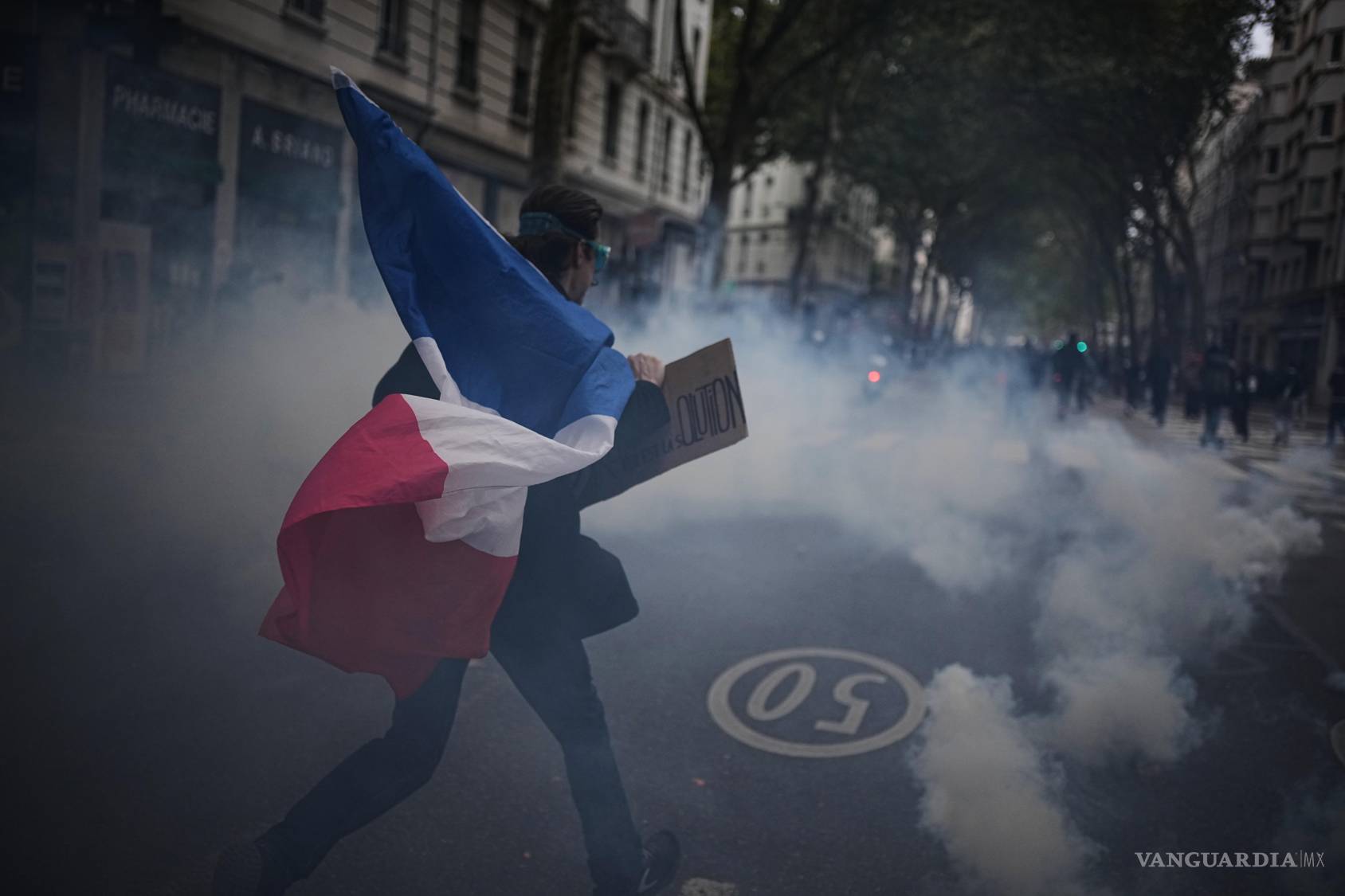 $!Un manifestante sostiene una bandera francesa durante una protesta contra el aumento del costo de vida en Lyon, Francia, el sábado 24 de octubre de 2026.