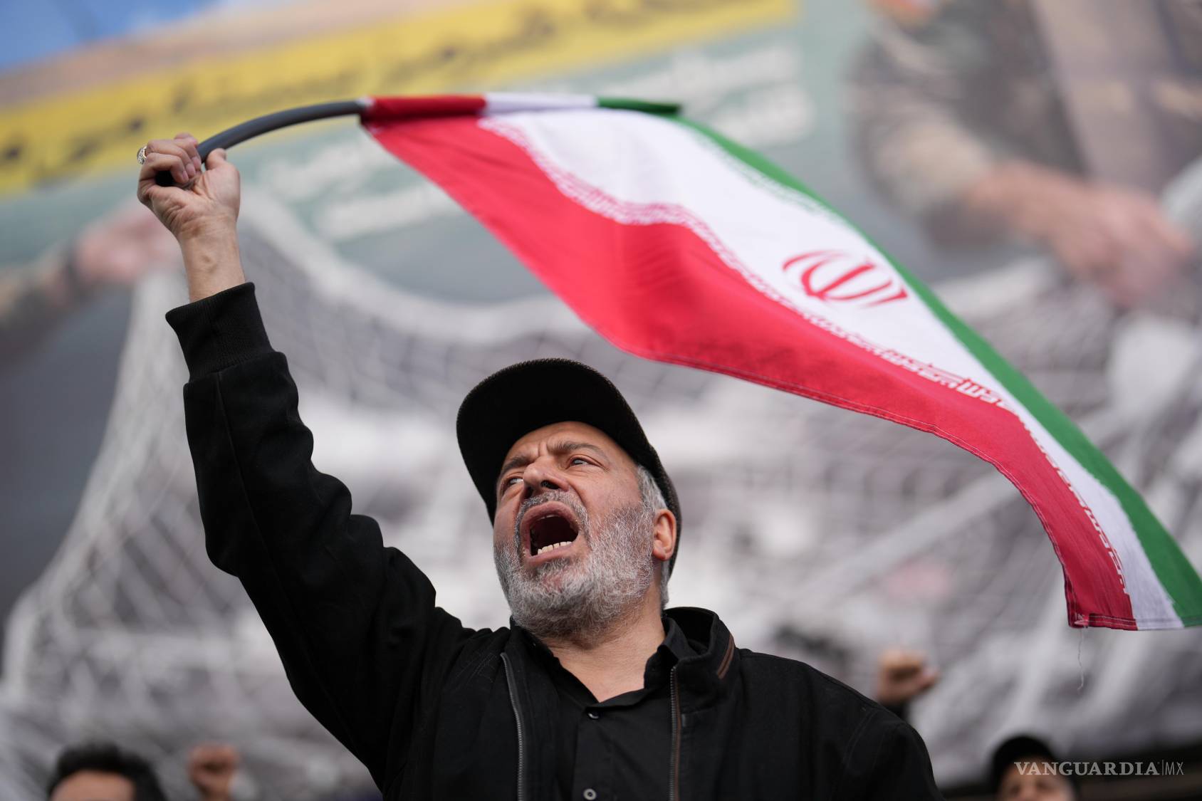 $!Un partidario del gobierno corea consignas durante una concentración tras el anuncio de un alto el fuego de dos semanas con EU e Israel, en Teherán, Irán.