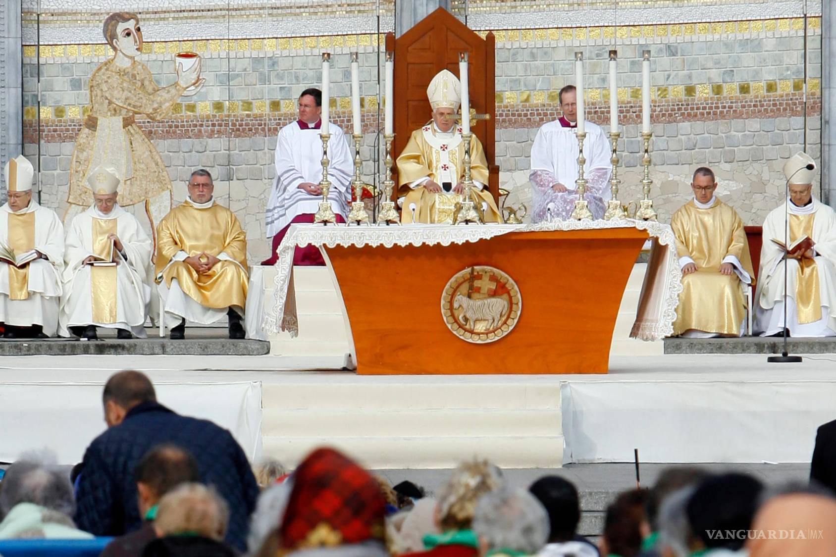 $!El Papa Benedicto XVI (c) en una misa frente a la Basílica del Rosario en Lourdes en 2008. Detrás de él están uno de los mosaicos del padre Marko Ivan Rupnik, quien fue declarado excomulgado en 2020.