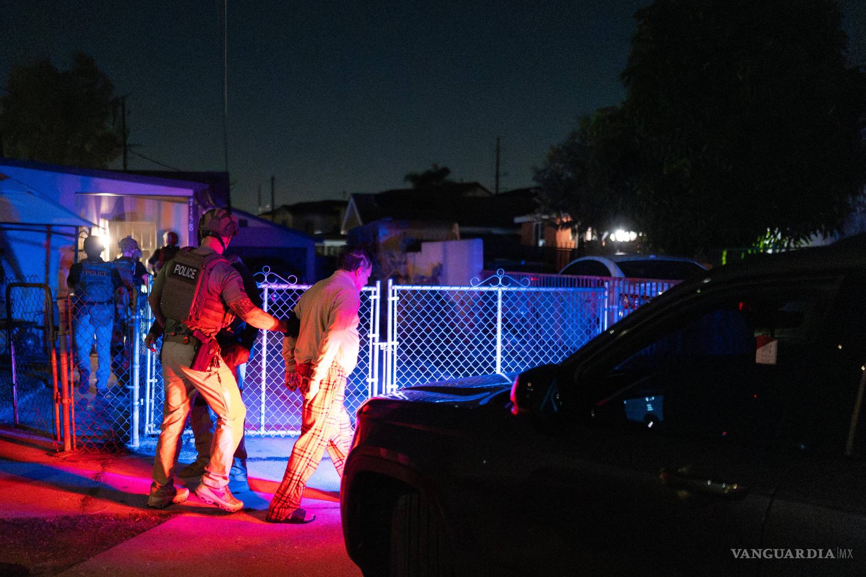 $!Agentes de Investigaciones de Seguridad Nacional arrestan a un sospechoso acusado de registrarse ilegalmente para votar, en Commerce, California.