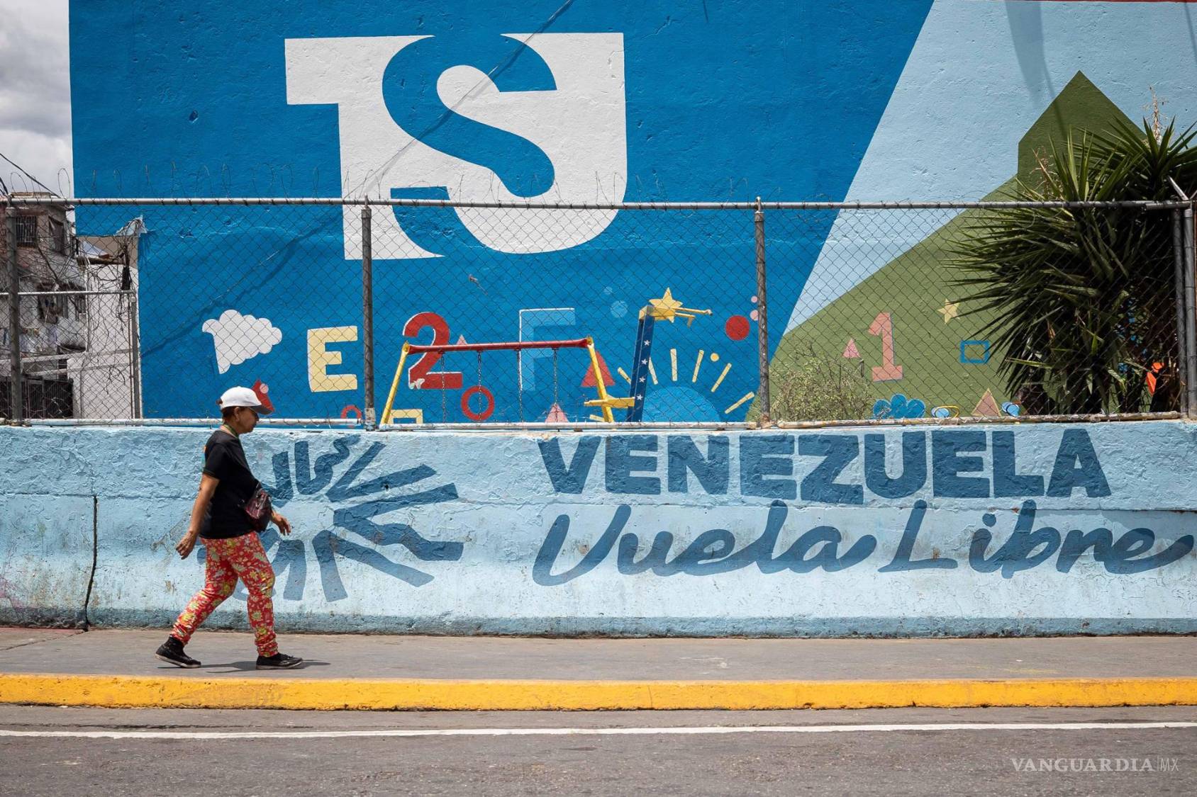 $!Una persona caminando frente a un mural de Venezuela Libre, en Caracas, Venezuela.