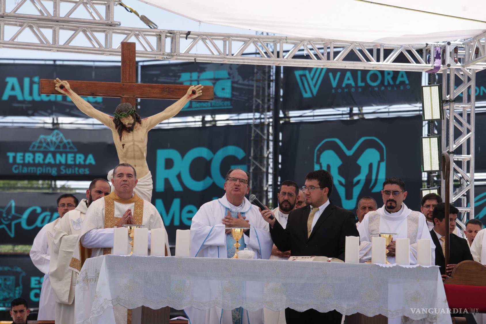 $!El encuentro juvenil convocó a sacerdotes, religiosas, familias y jóvenes en torno a la fe católica.