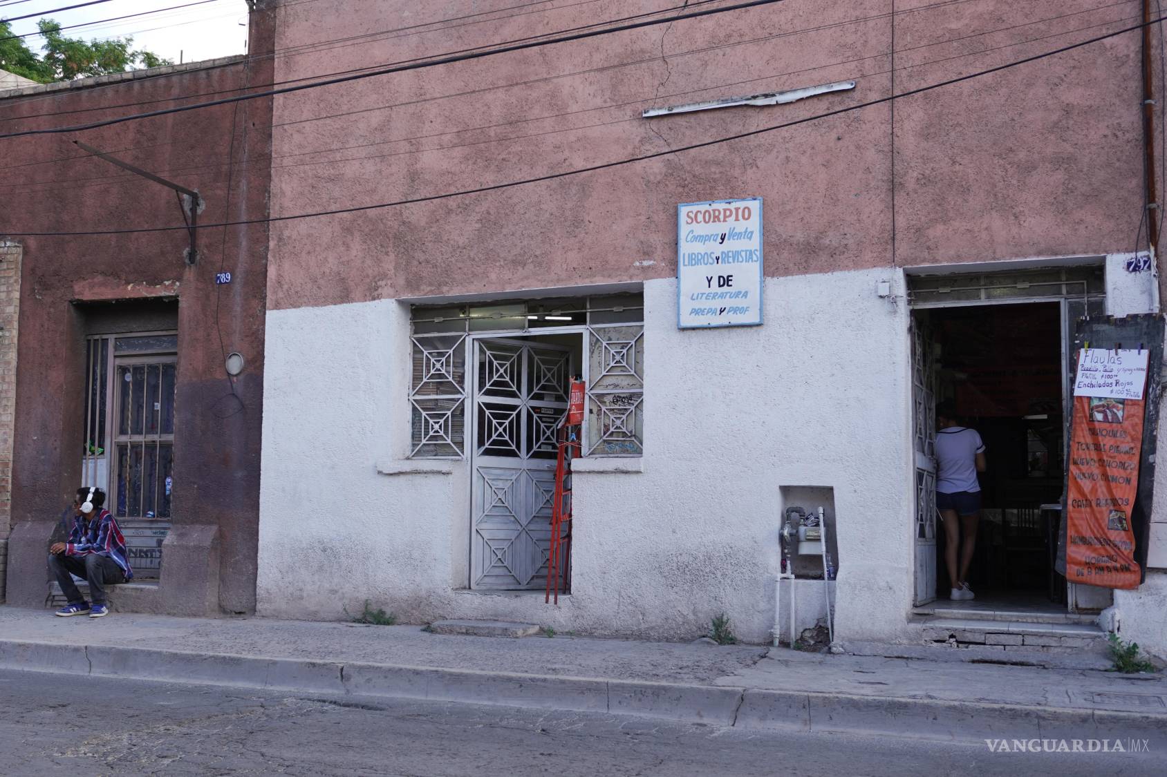 $!Francisco Muñoz Alvarado, quien durante 40 años ha transformado su local en la calle Pérez Treviño en un refugio de “autoayuda” y escucha para los saltillenses.
