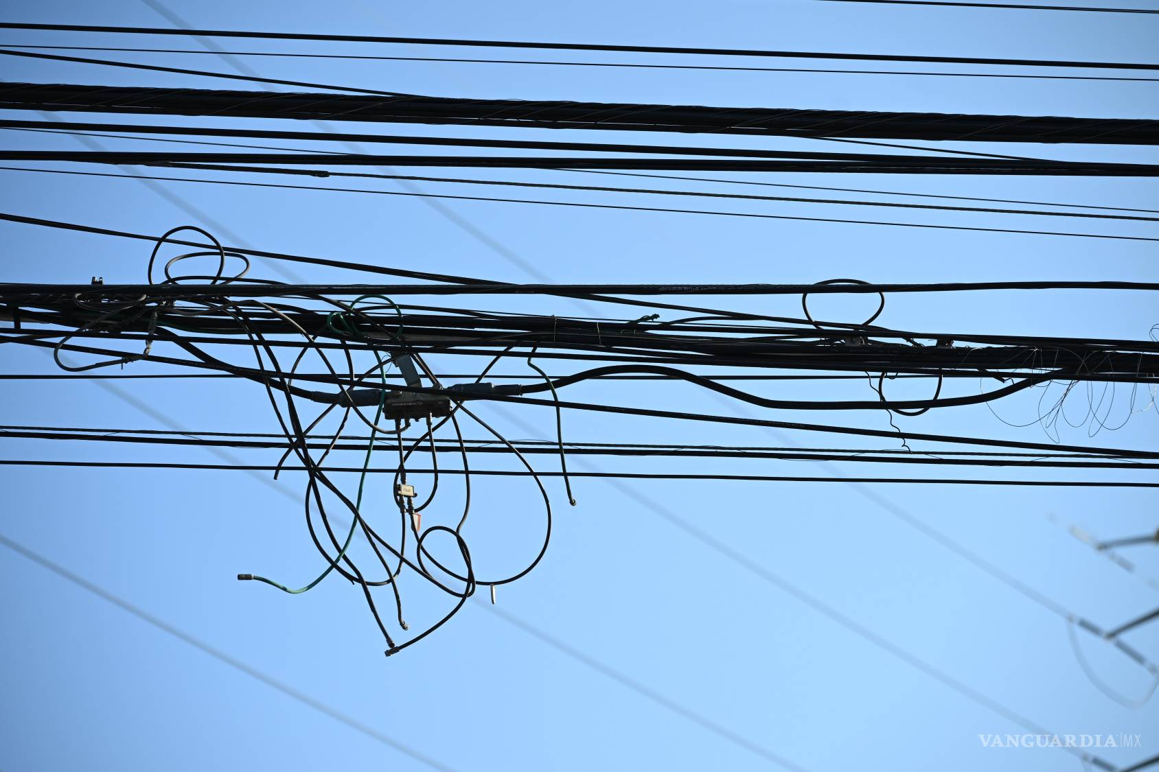 $!Un conjunto de cables sueltos cuelga entre líneas de telecomunicaciones, sin que sea posible distinguir a simple vista cuáles siguen en servicio. Es la segunda vida de una infraestructura que puede permanecer suspendida mucho después de perder su utilidad. El progreso también deja residuos que nadie parece tener prisa por retirar.